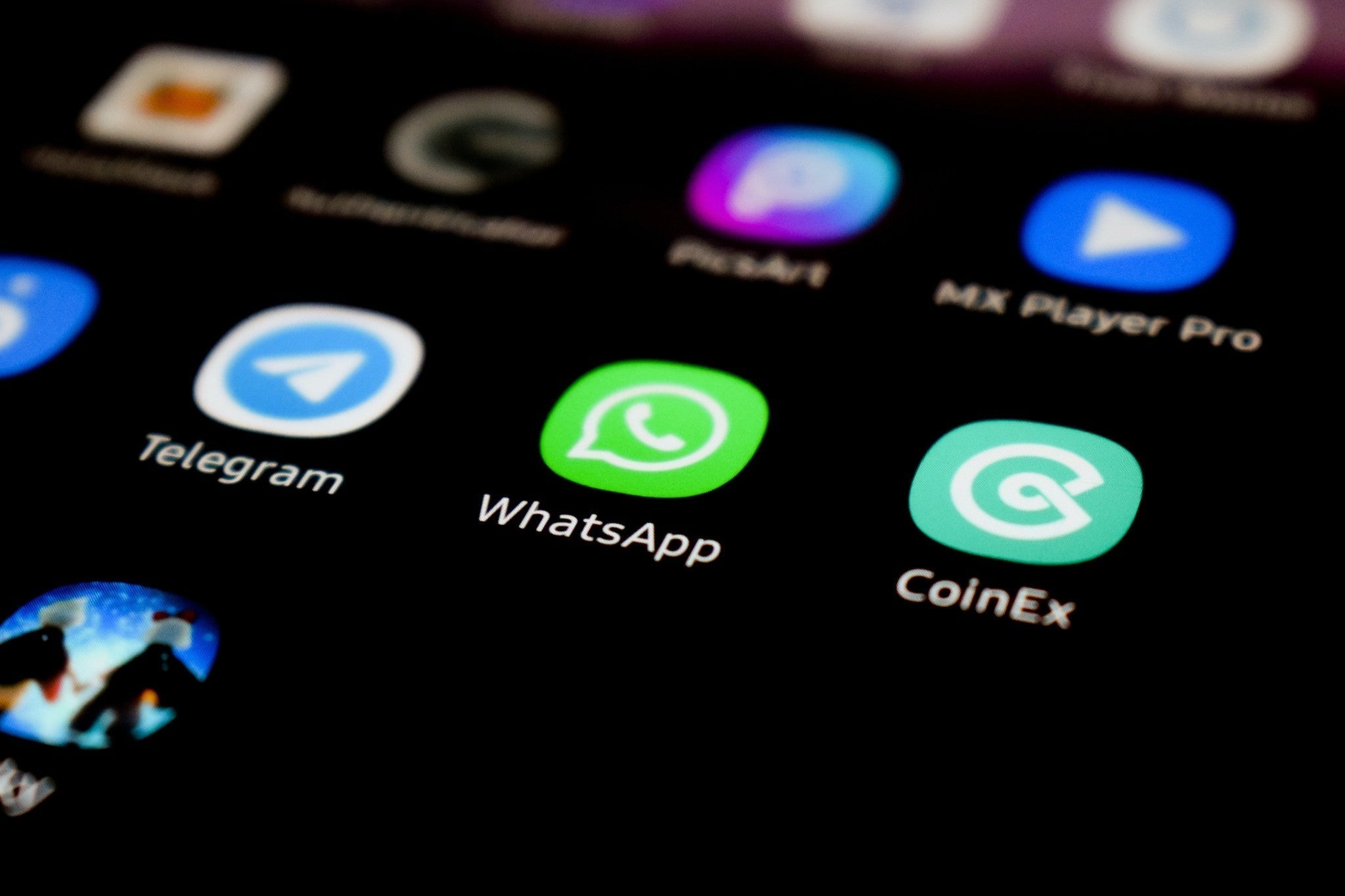 How to use WhatsApp on Samsung Galaxy Watch 4