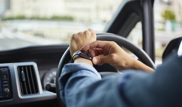 Smartwatch in de auto, mag dat?