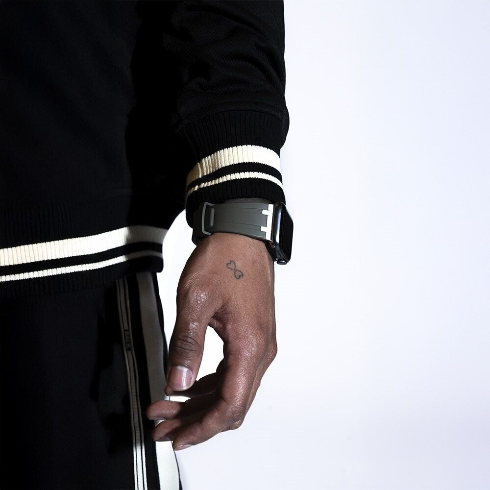 Balr. Apple Watch Ultra flüssiges Silikonarmband (Braun/Titan)