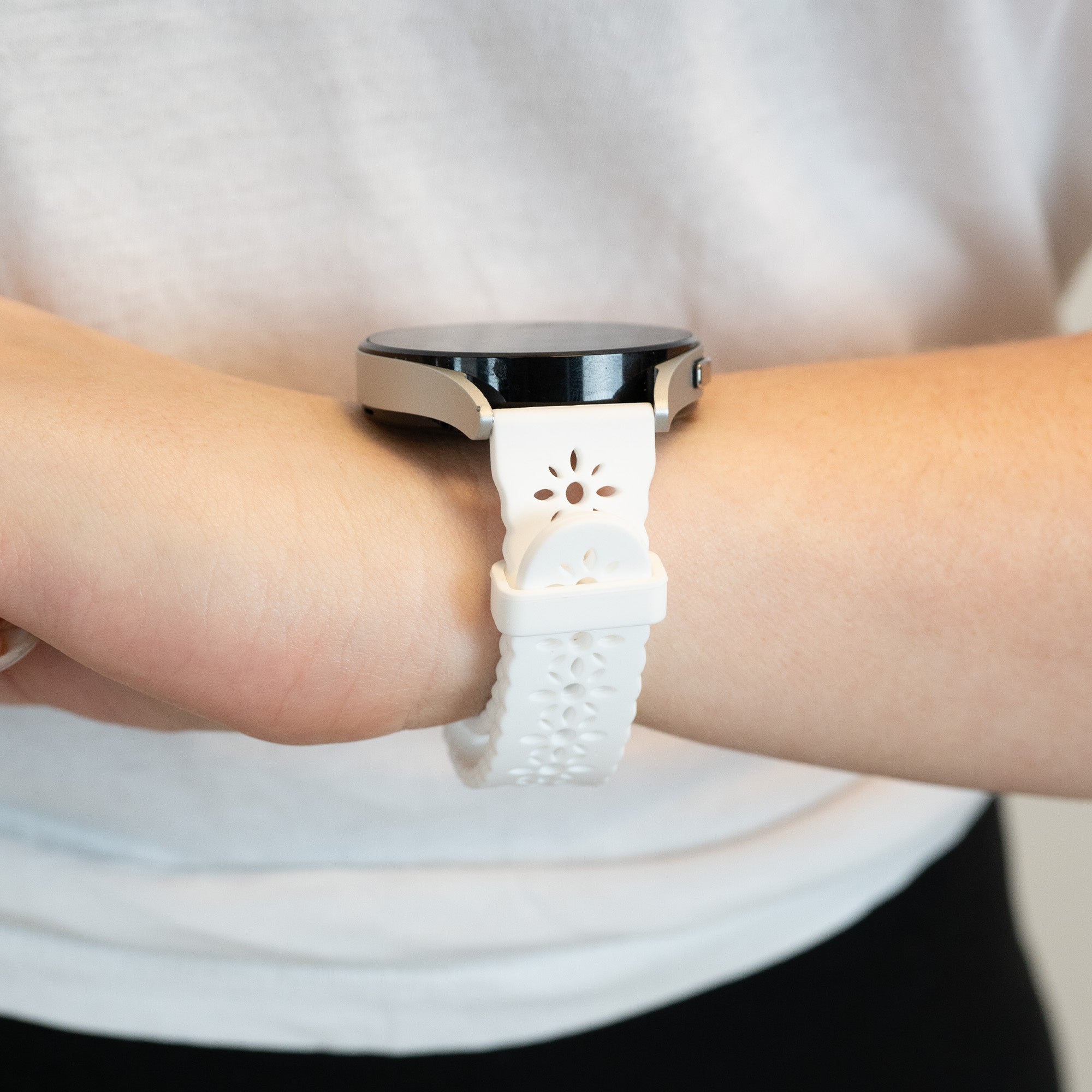 Bandz Amazfit Active 2 Silikonarmband mit Blumenmuster (Weiß)