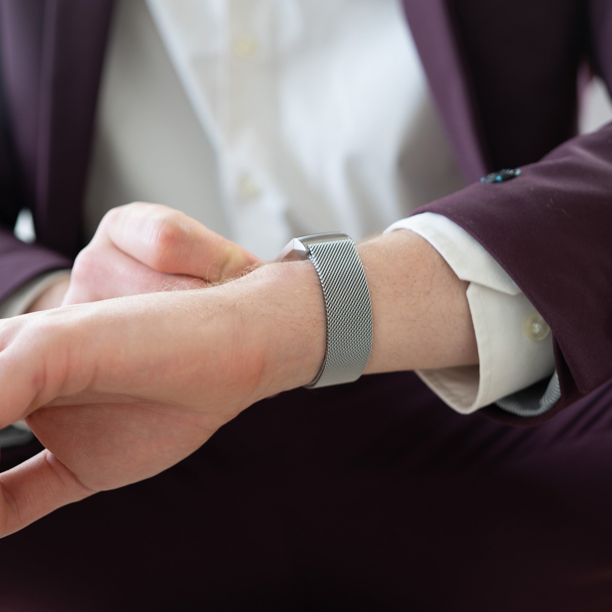 Bandz Fitbit Charge 4 Milanese Loop Armband (Silber)