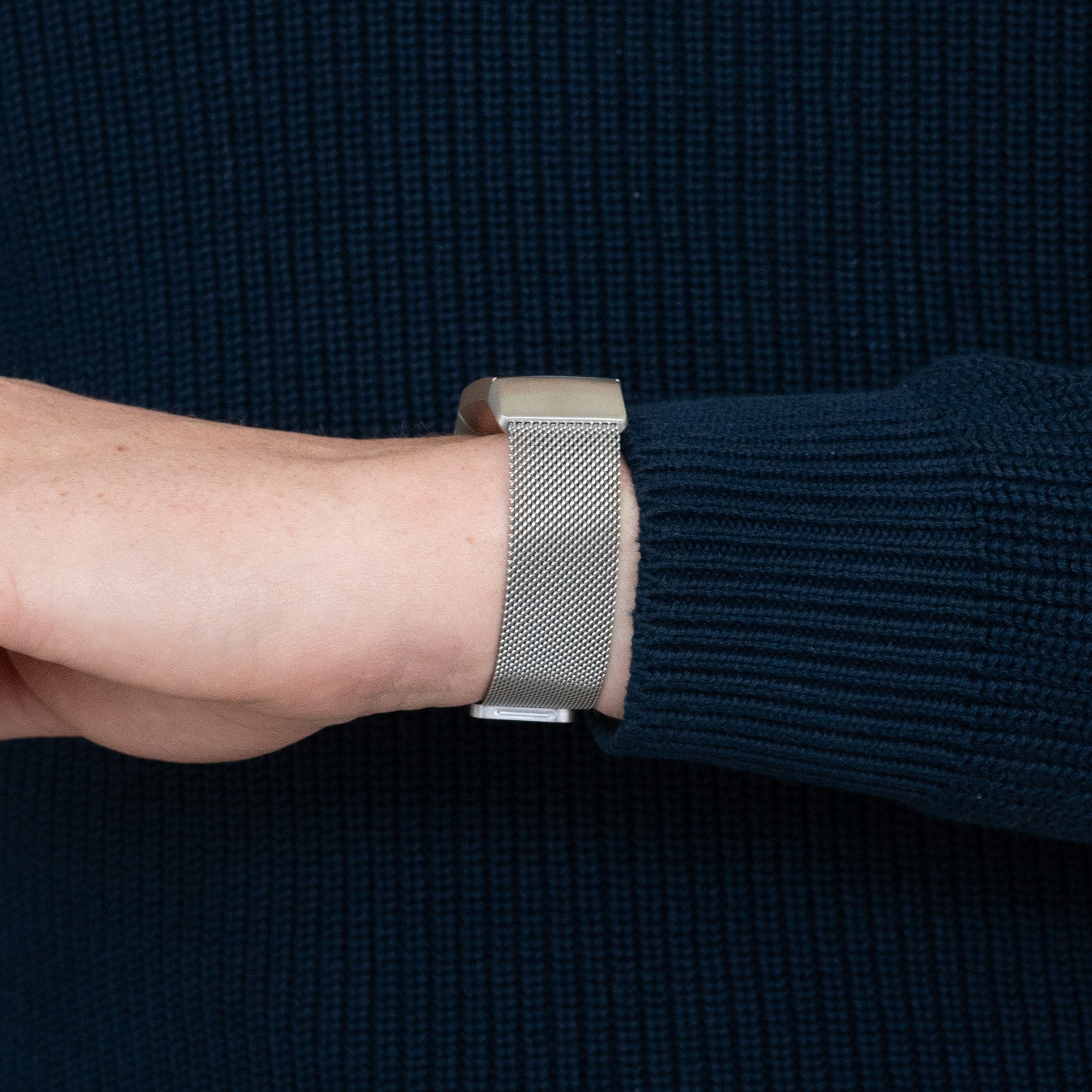 Bandz Fitbit Charge 4 Milanese Loop Armband (Silber)