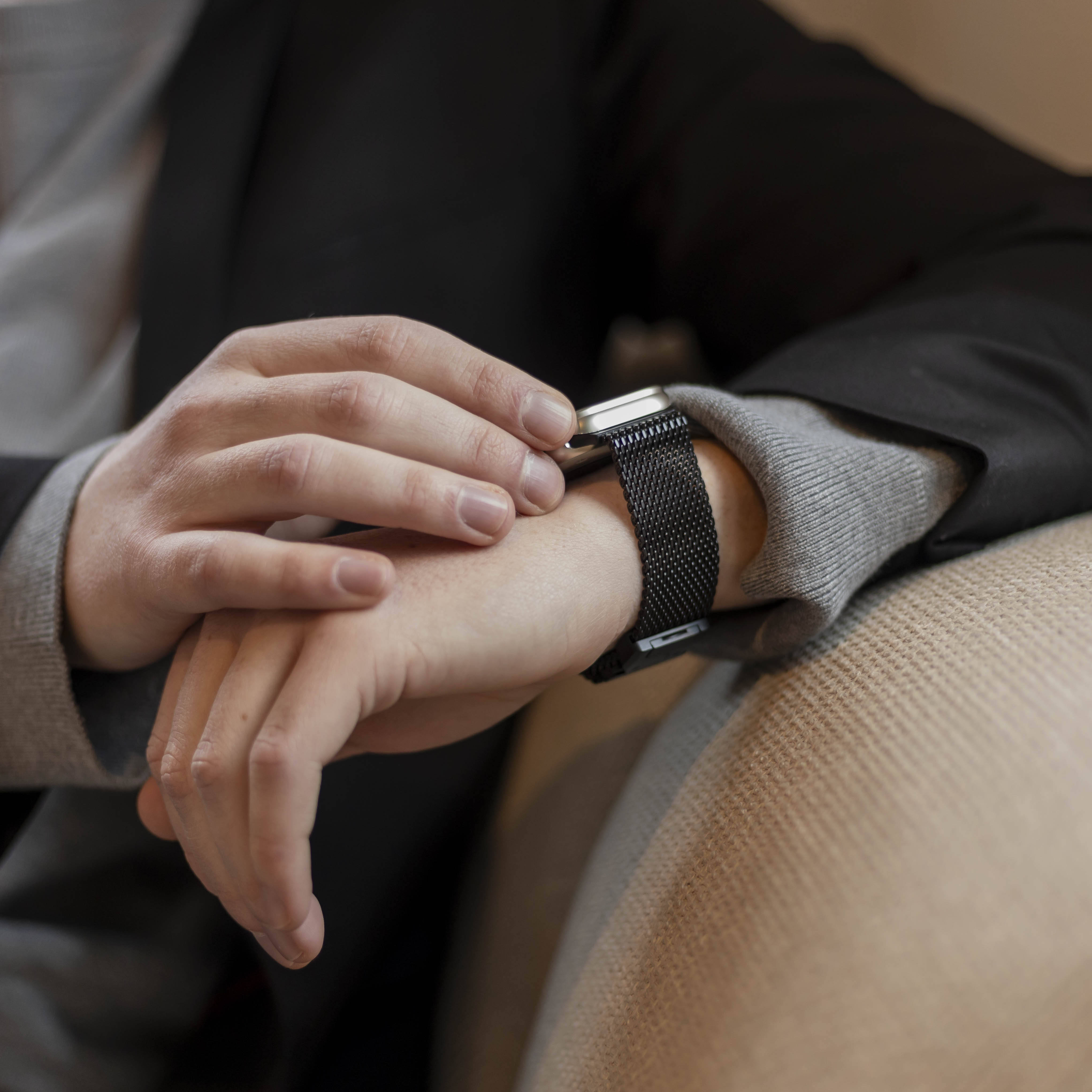 Bandz Apple Watch Milanese Loop Band mit P-Schnalle (Schwarz)