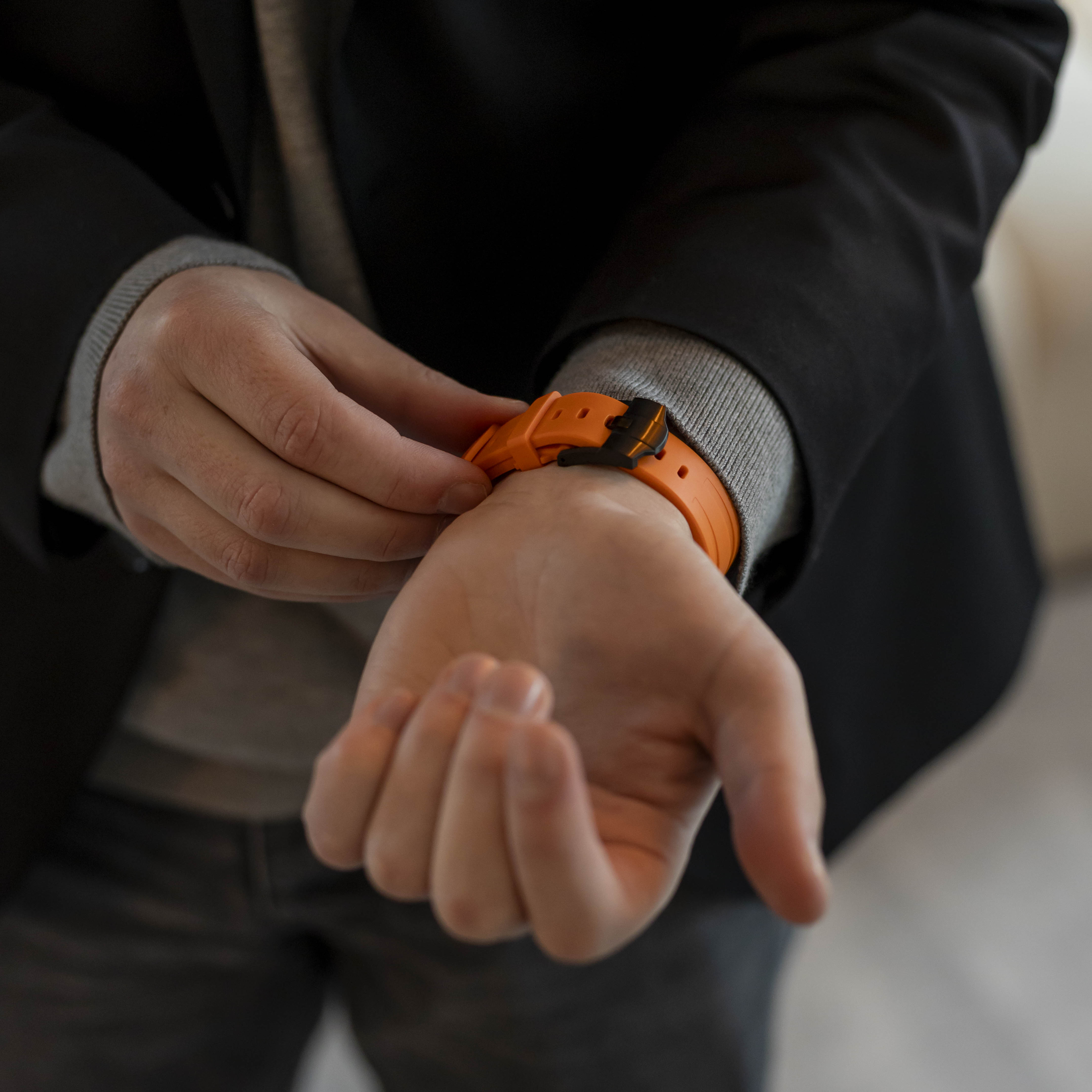 Bandz Samsung Galaxy Watch Ultra Silikonarmband 'Luxe Liquid' (Orange mit Schwarz)