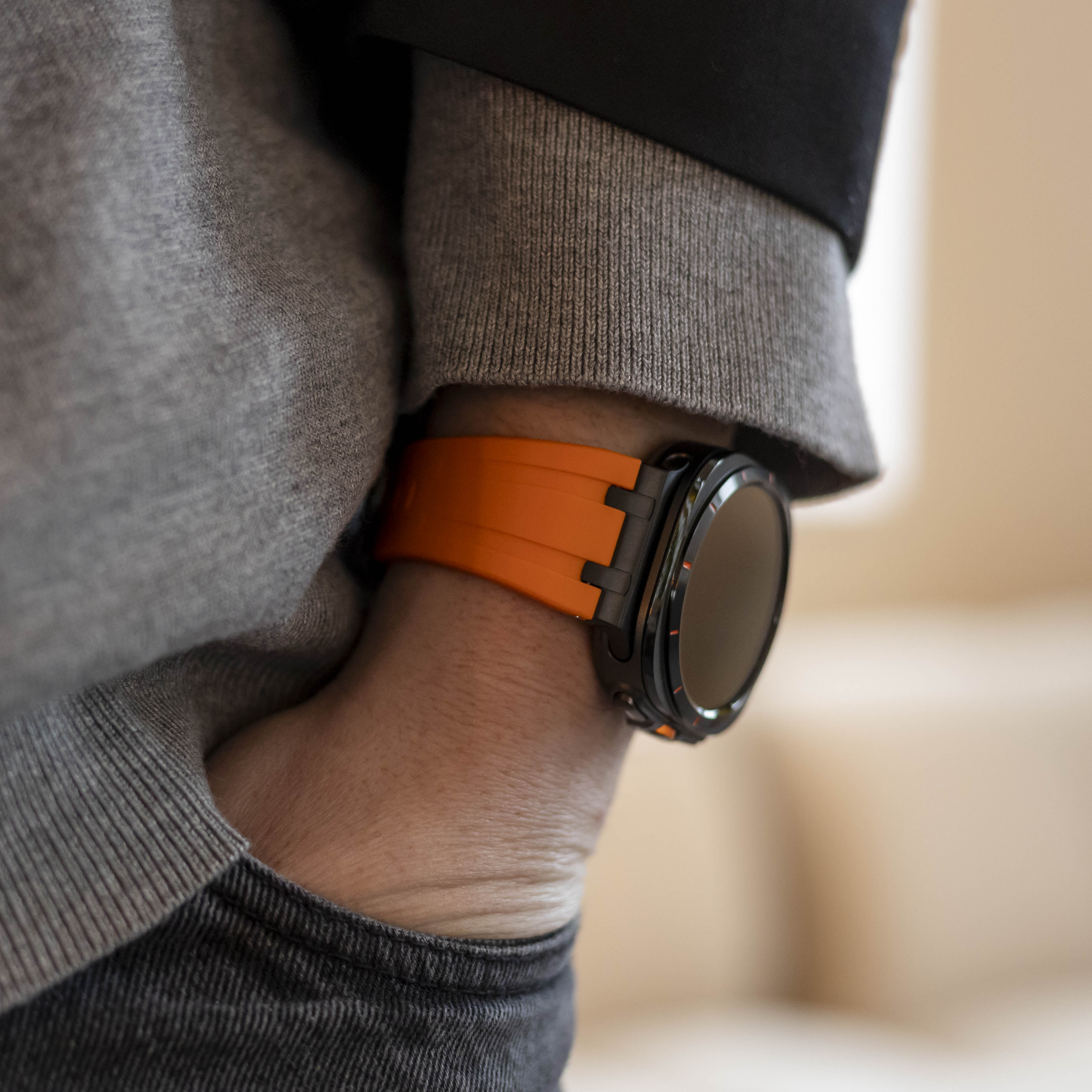 Bandz Samsung Galaxy Watch Ultra Silikonarmband 'Luxe Liquid' (Orange mit Schwarz)