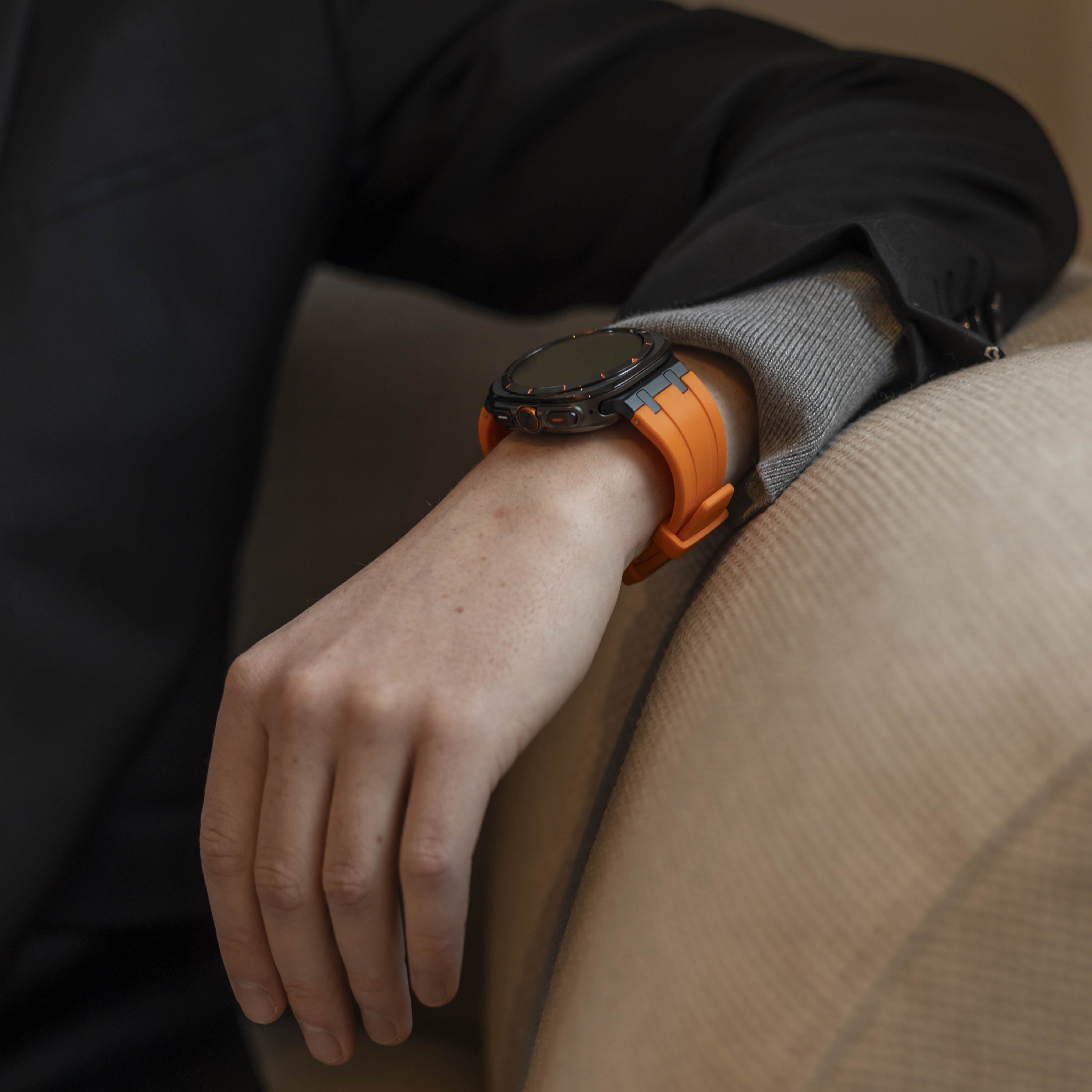 Bandz Samsung Galaxy Watch Ultra Silikonarmband 'Luxe Liquid' (Orange mit Schwarz)