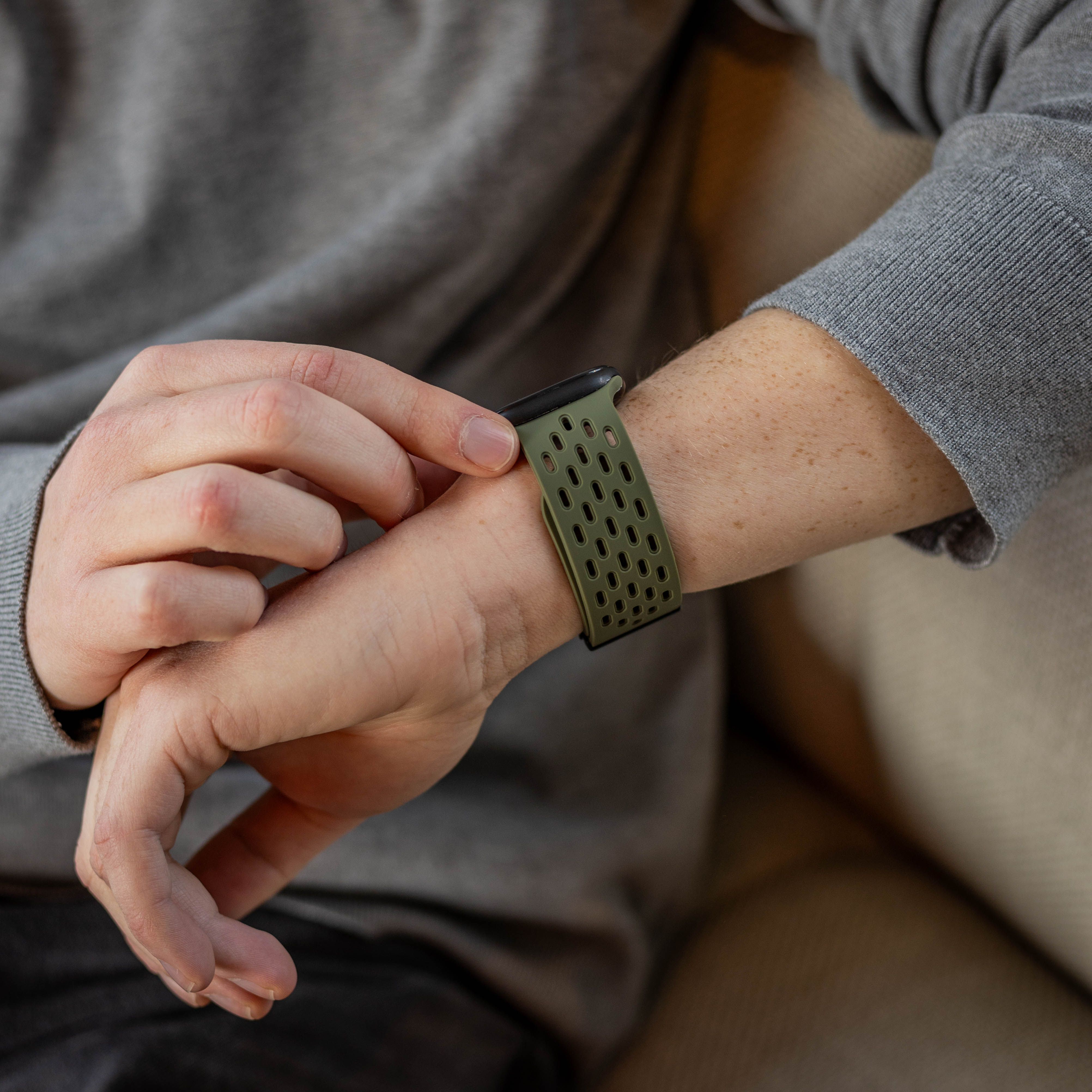 Apple Watch Silikonarmband mit P-Schnalle (Armeegrün)