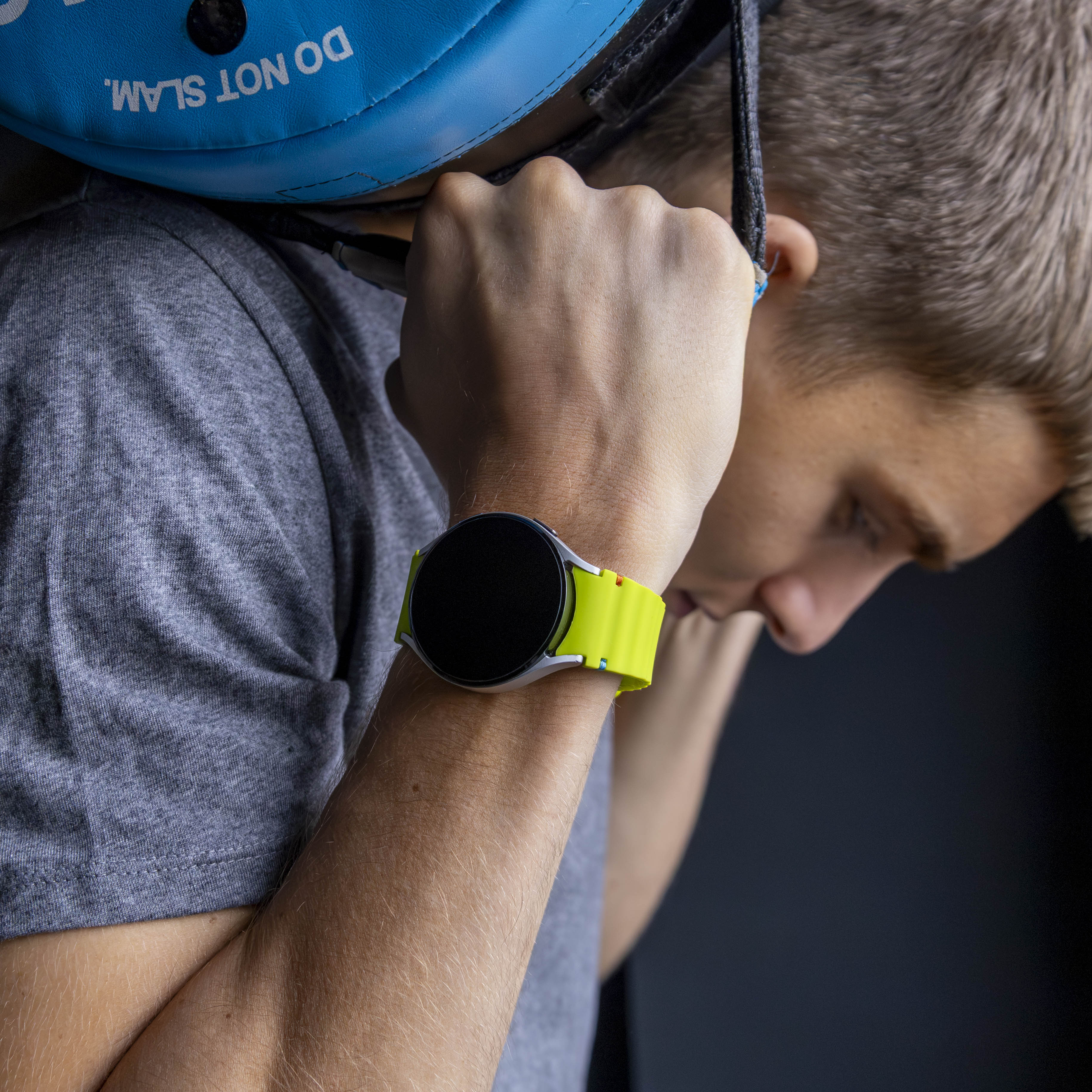 Samsung Galaxy Watch 5 44 mm mit wellenförmigem Armband (Limettengrün)