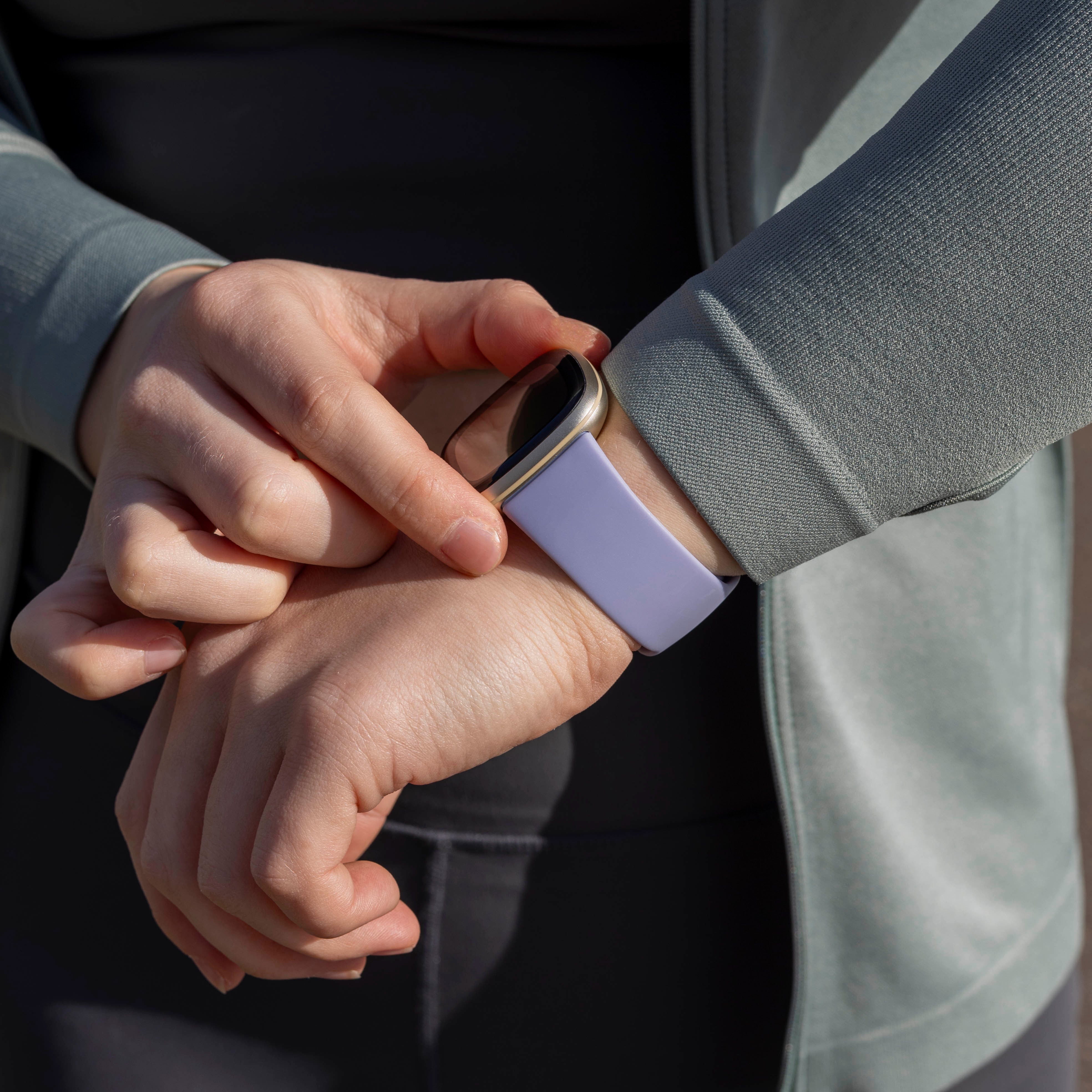 Fitbit Versa 4 Silikonarmband Classic (Lavendel)
