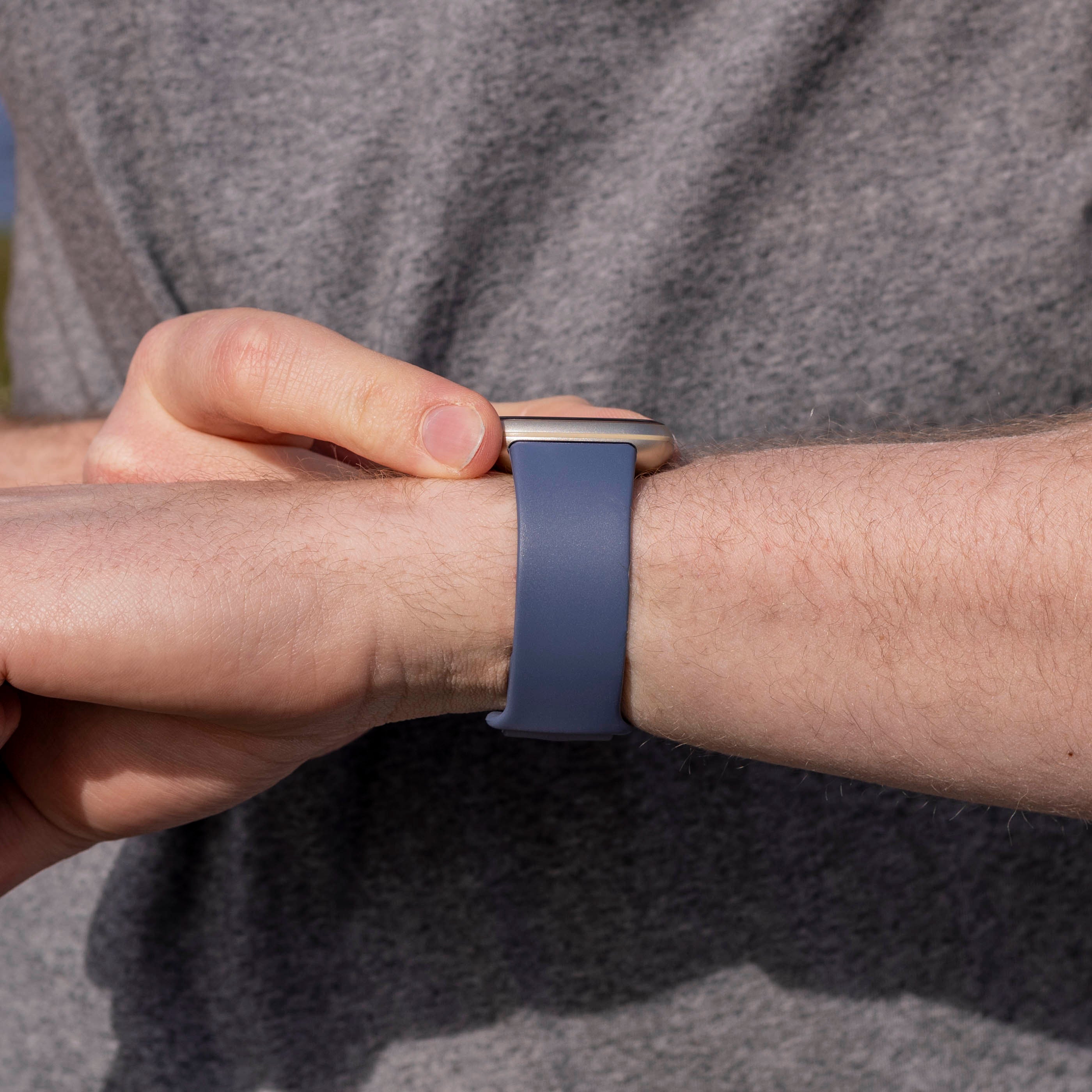 Fitbit Sense 2 Silikonarmband Classic (Grau-Blau)