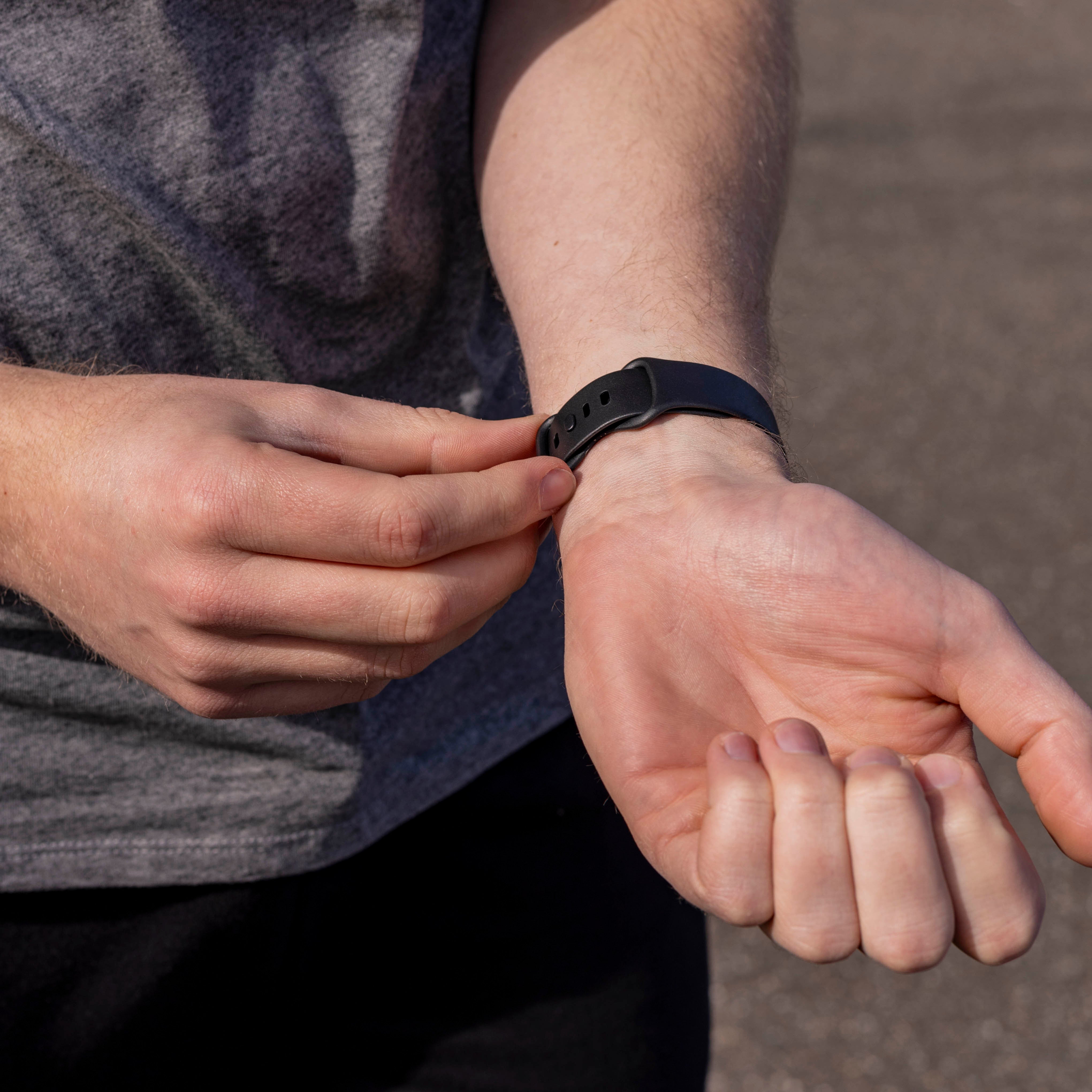 Fitbit Versa 4 Silikonarmband Classic (Schwarz)