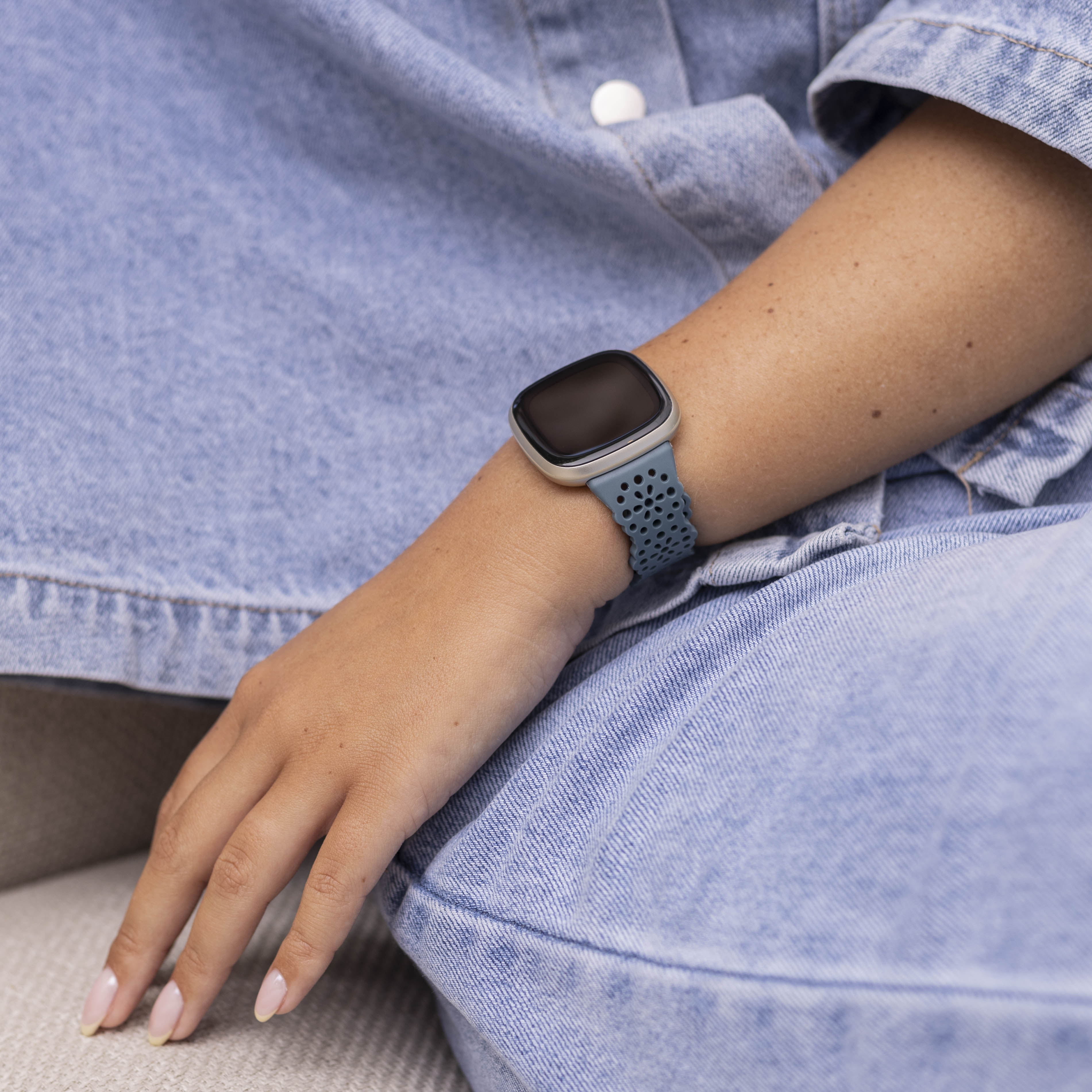 Fitbit Sense Silikonarmband mit Muster (Graublau)
