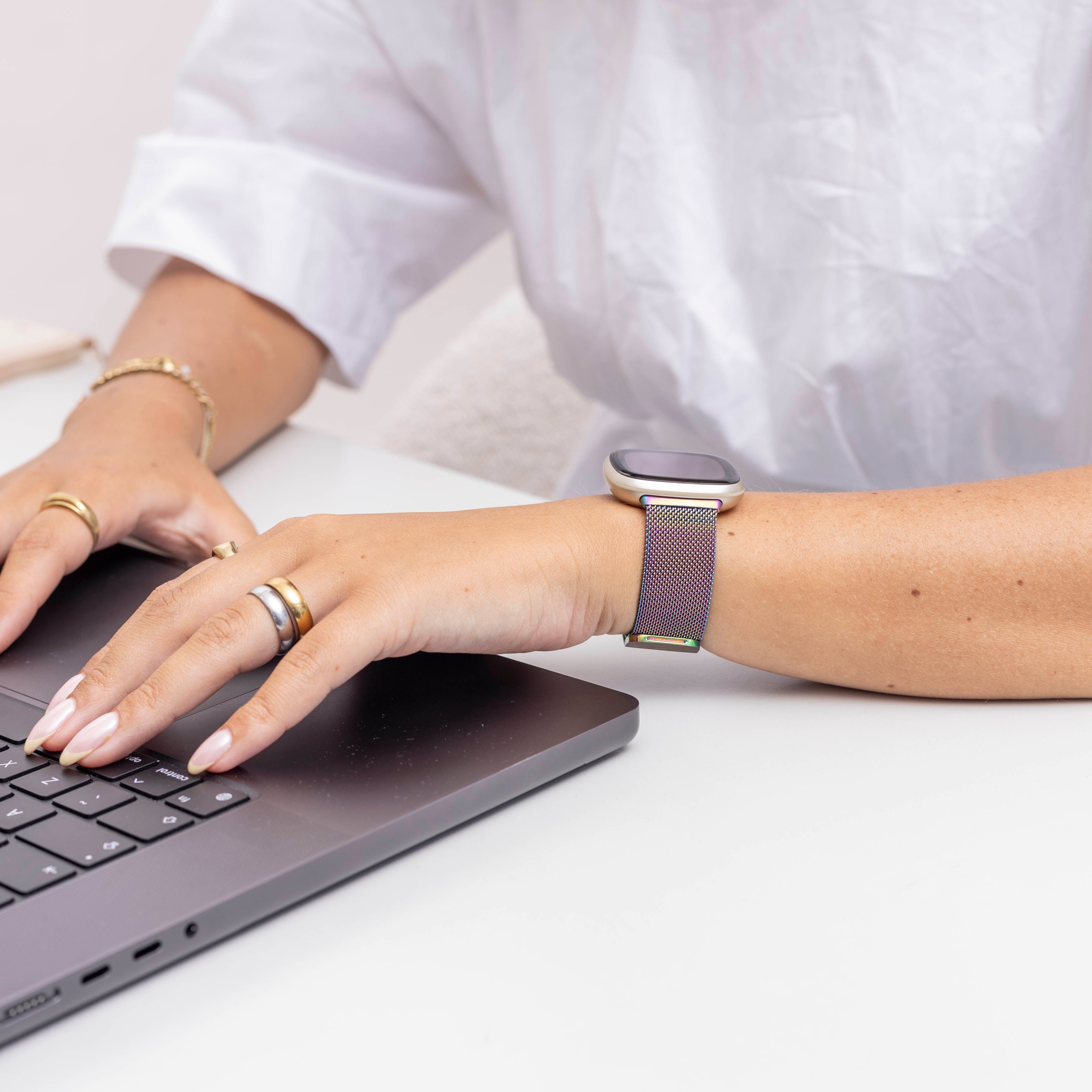 Fitbit Sense Milanese Armband (Regenbogen)