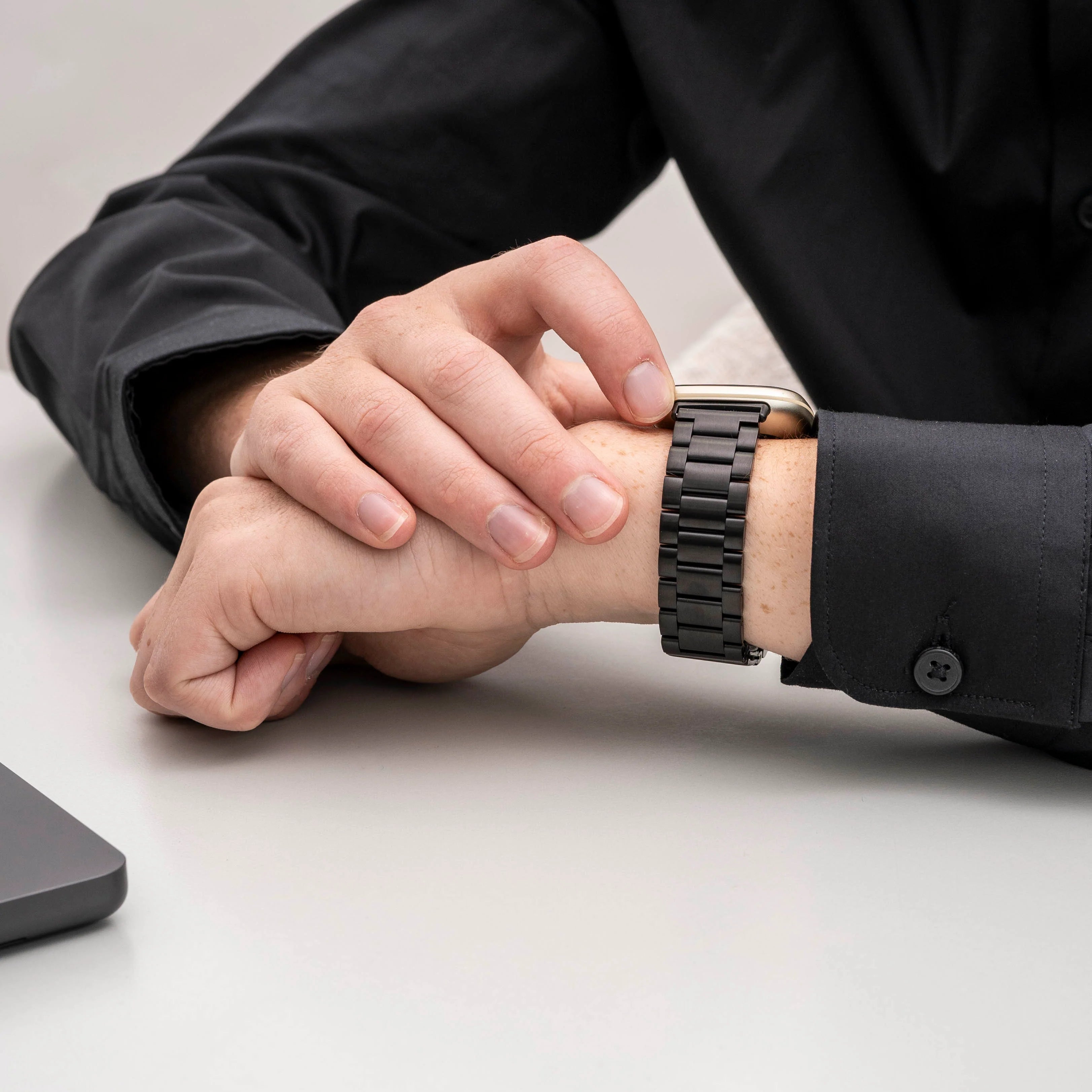 Fitbit Versa 4 Stahlarmband (Schwarz)