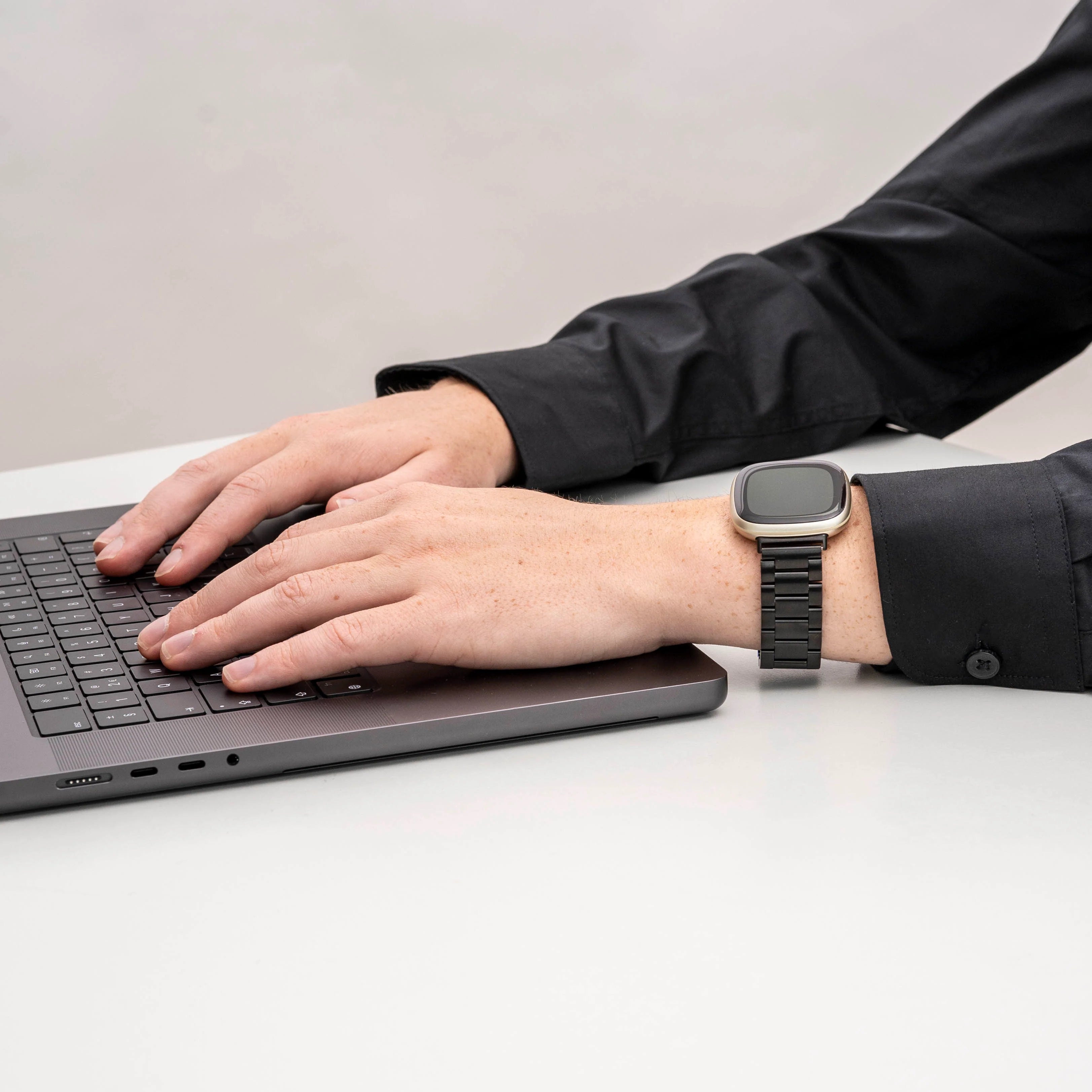 Fitbit Versa 4 Stahlarmband (Schwarz)