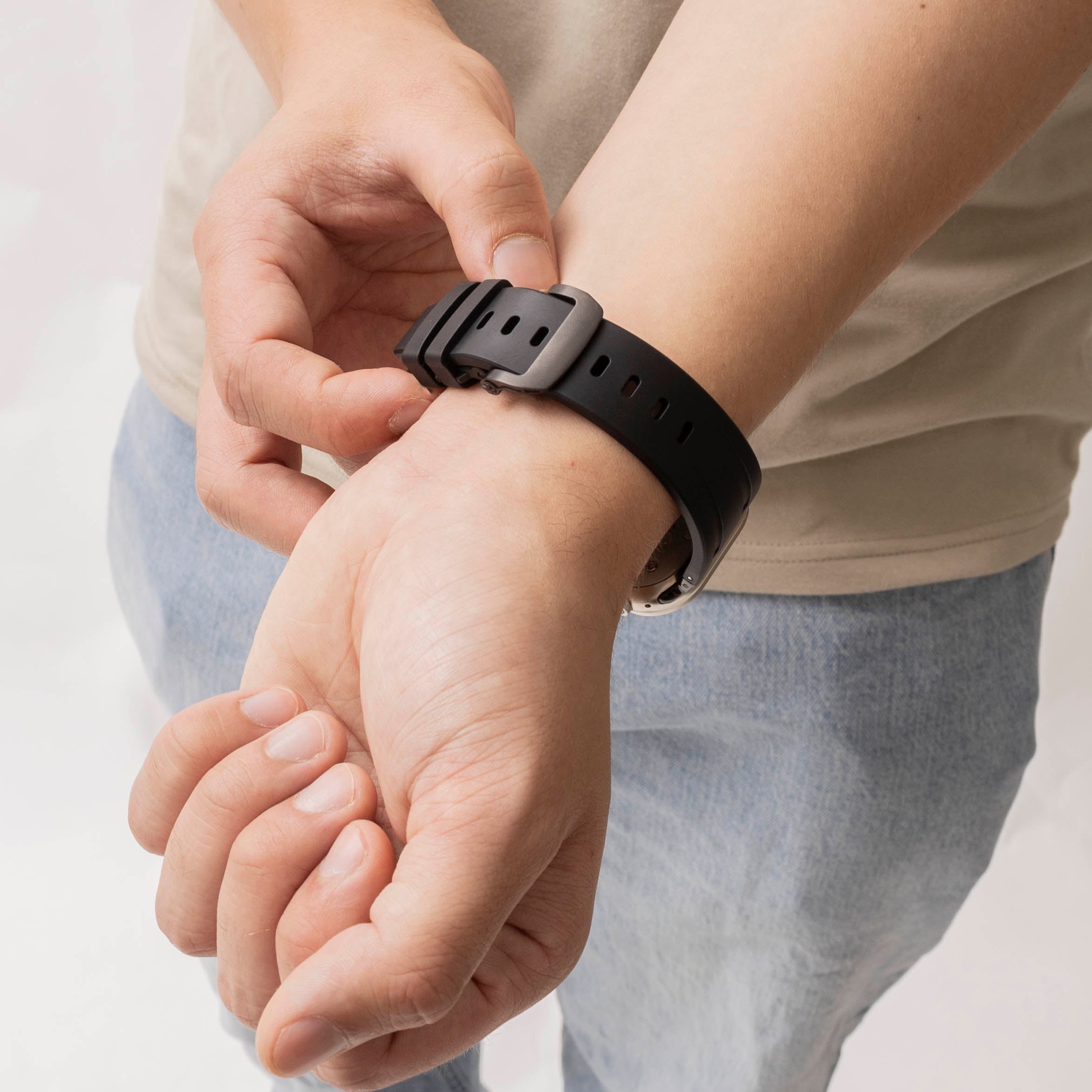 Bandz Apple Watch Silikonarmband 'Luxe Liquid' (Schwarz mit Schwarz)