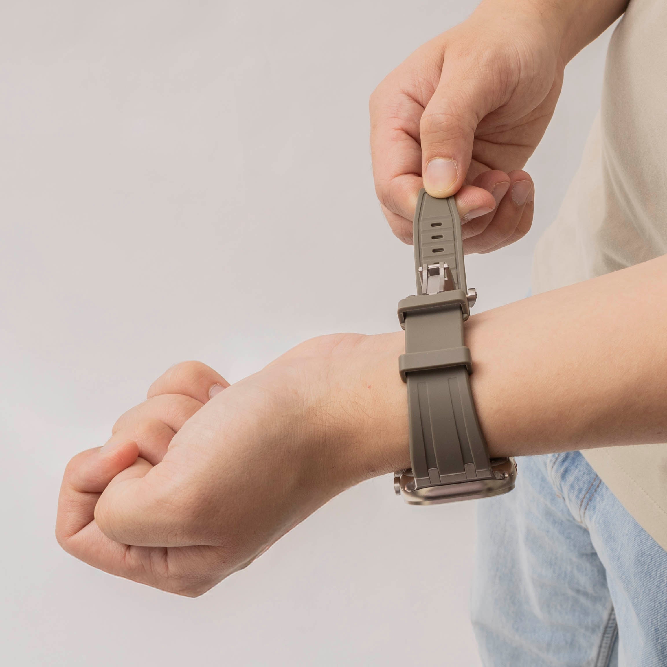 Bandz Apple Watch Silikonarmband 'Luxe Liquid' (Braun mit Titan)