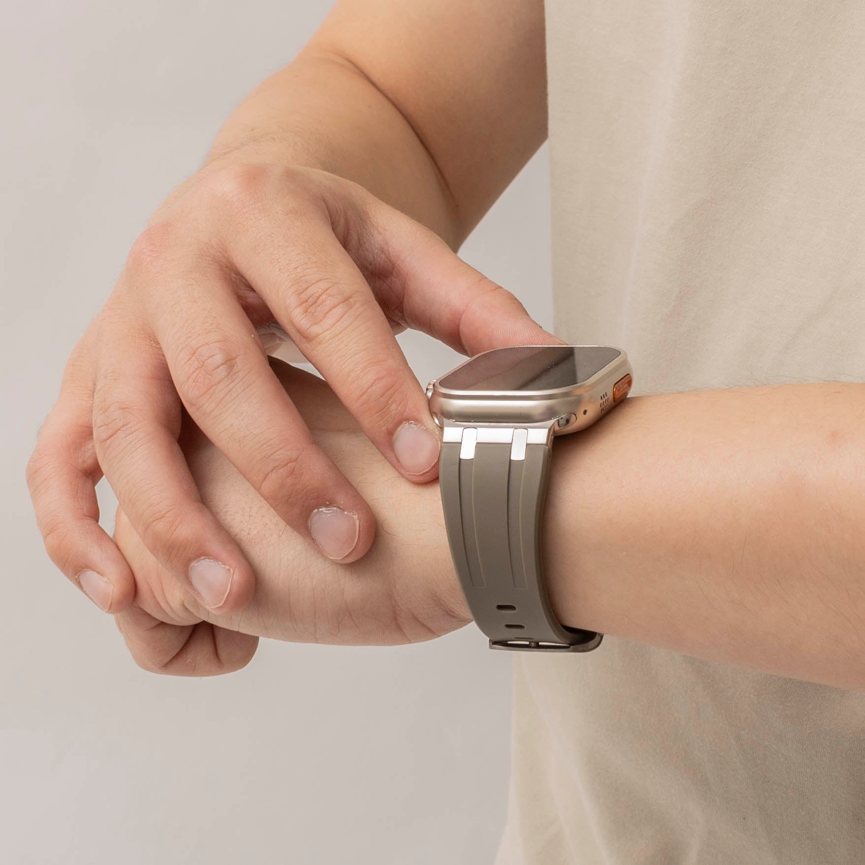 Bandz Apple Watch Silikonarmband 'Luxe Liquid' (Braun mit Titan)