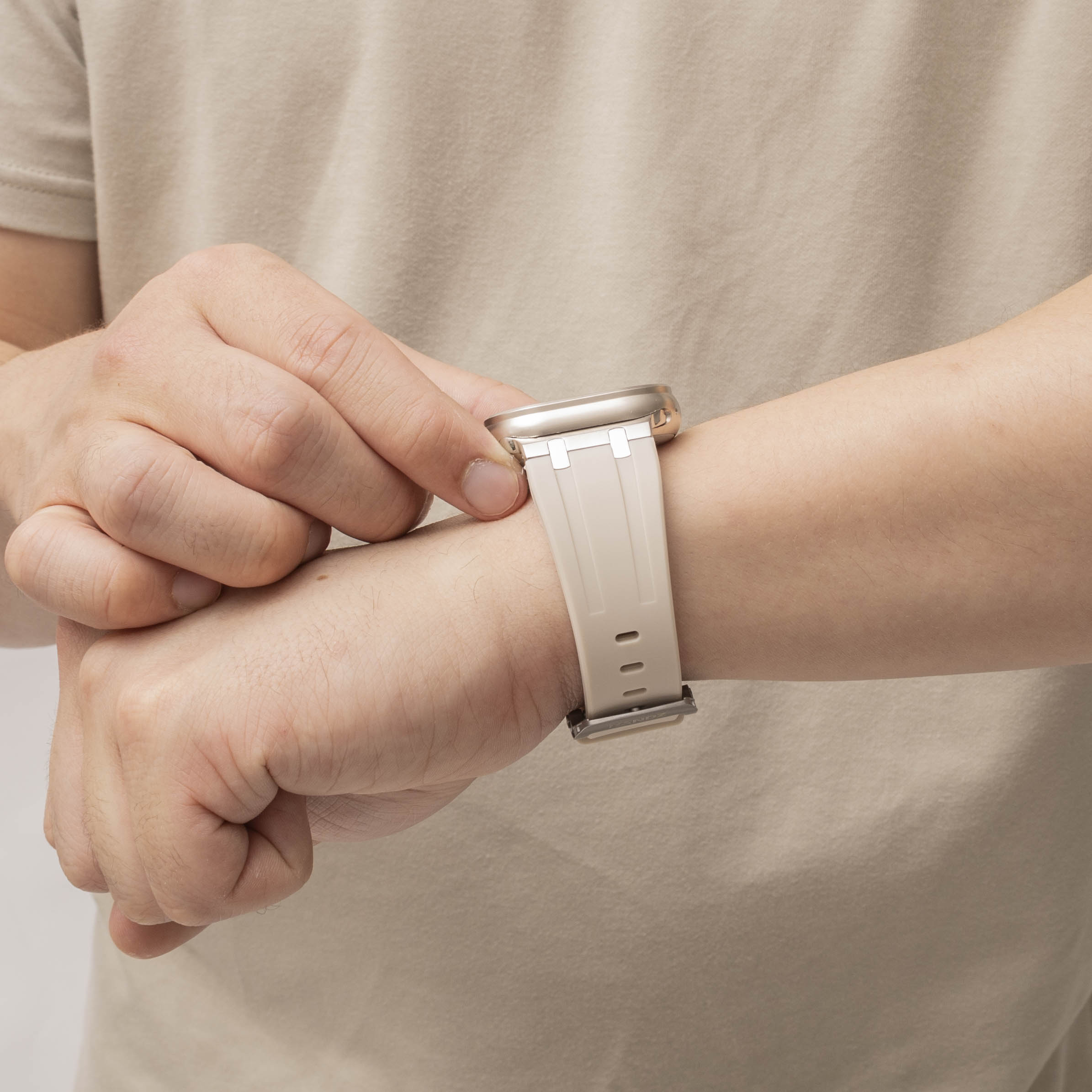 Bandz Apple Watch Silikonarmband 'Luxe Liquid' (Beige mit Titan)