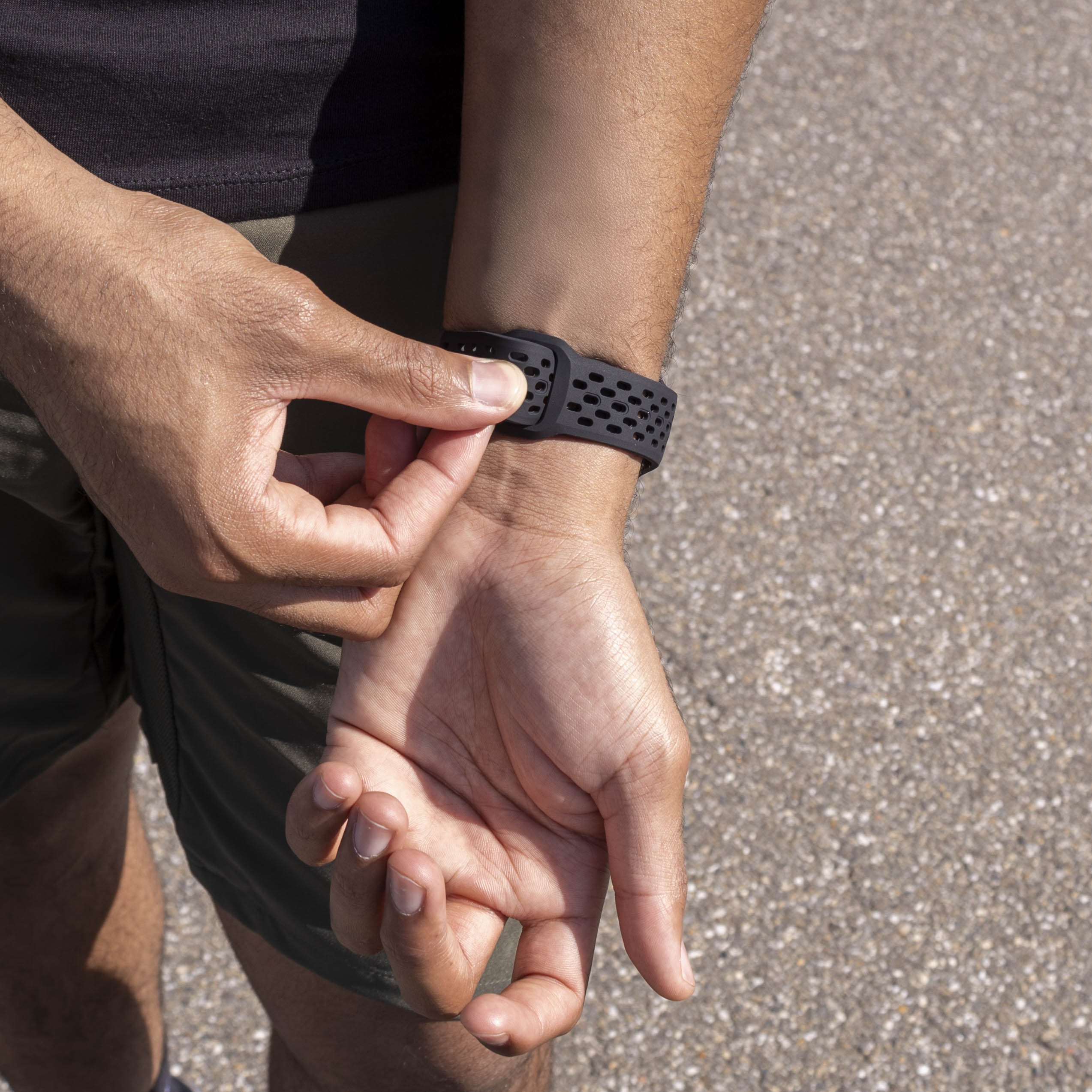 Samsung Galaxy Watch 8 - 44mm Silikonarmband mit Löchern (Schwarz)