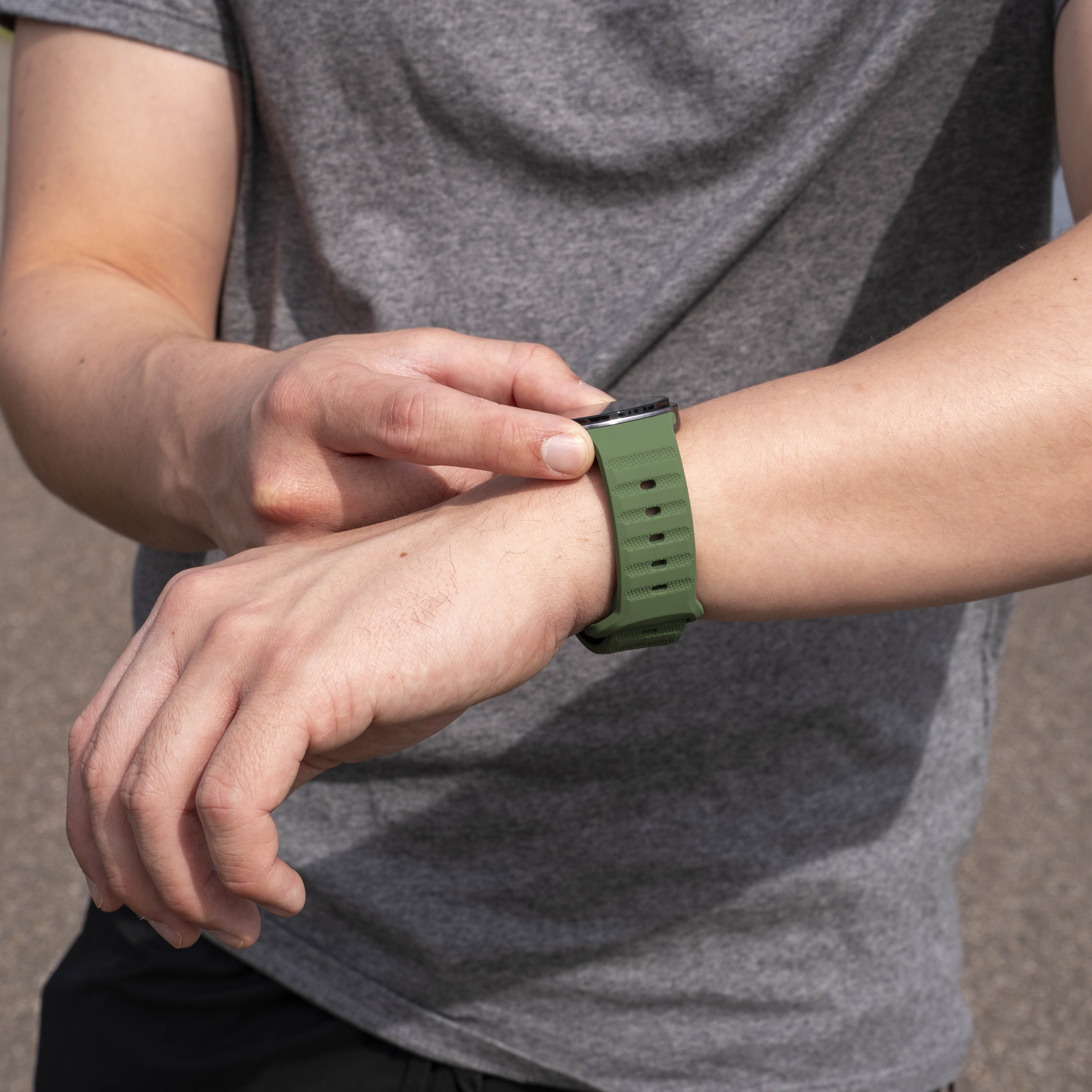 Samsung Galaxy Watch 8 - 44mm Outdoor Silikonarmband (Olivgrün)