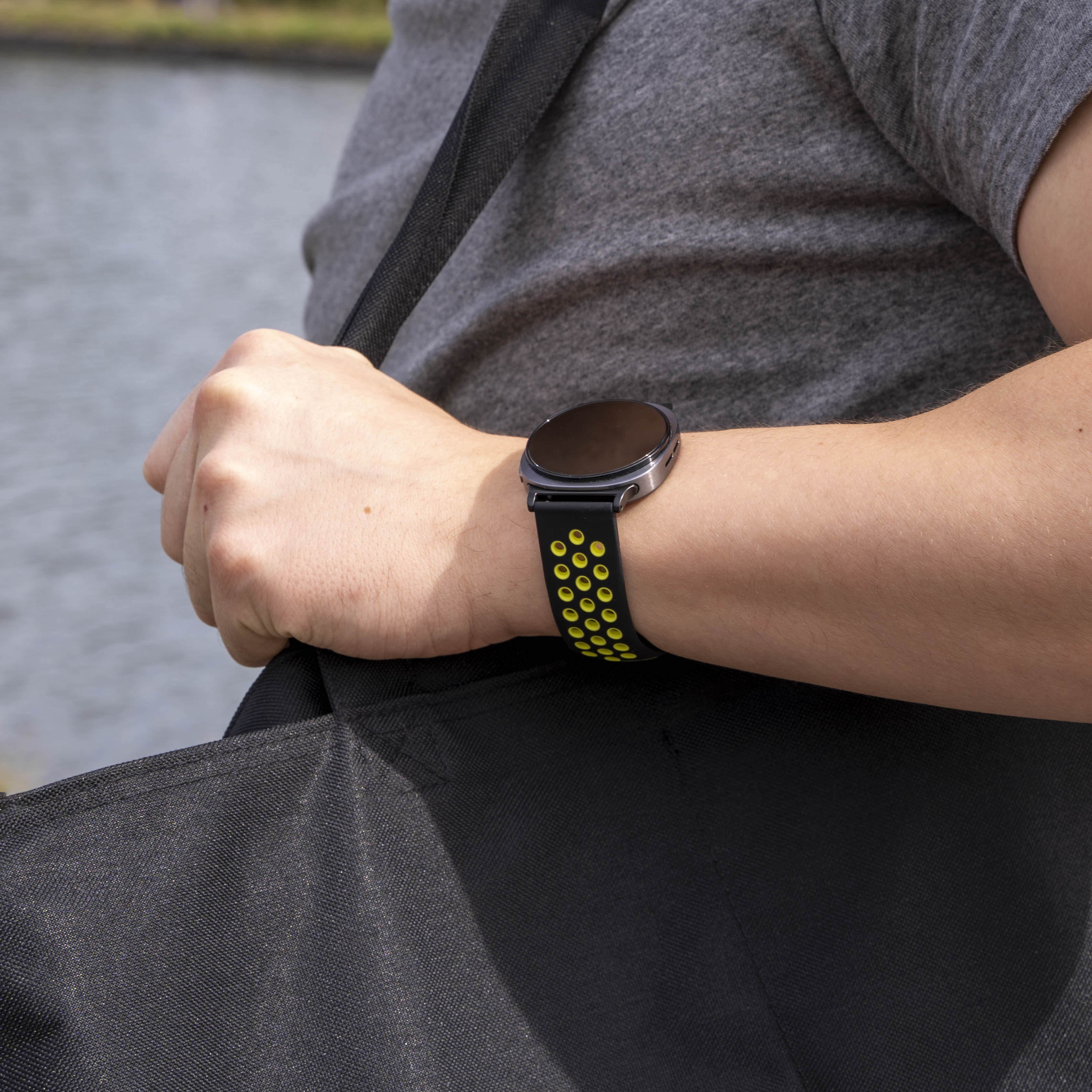 Samsung Galaxy Watch 8 - 44mm Sportarmband (Schwarz/Gelb)