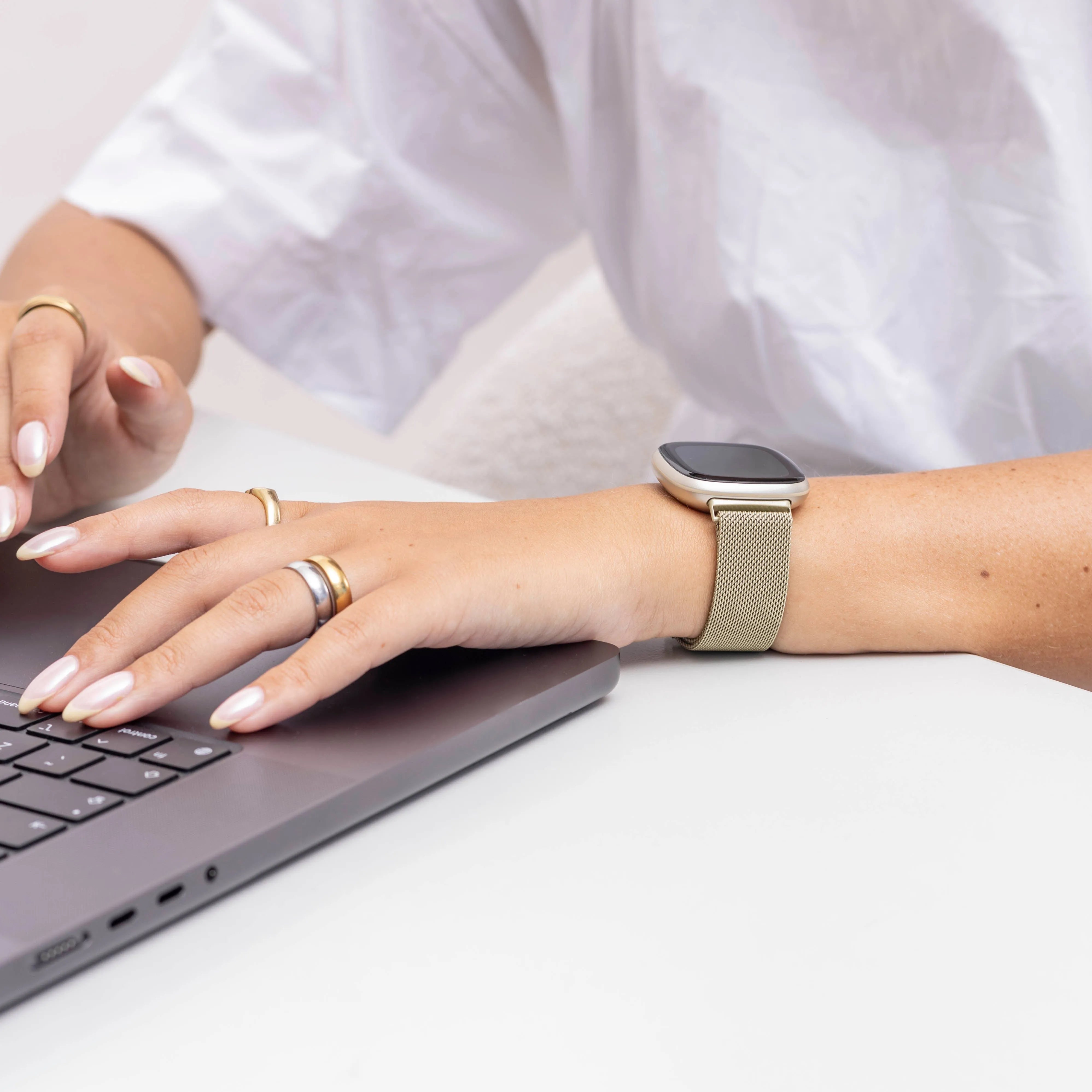 Fitbit Versa 3 Milanese-Armband (hell Gold)