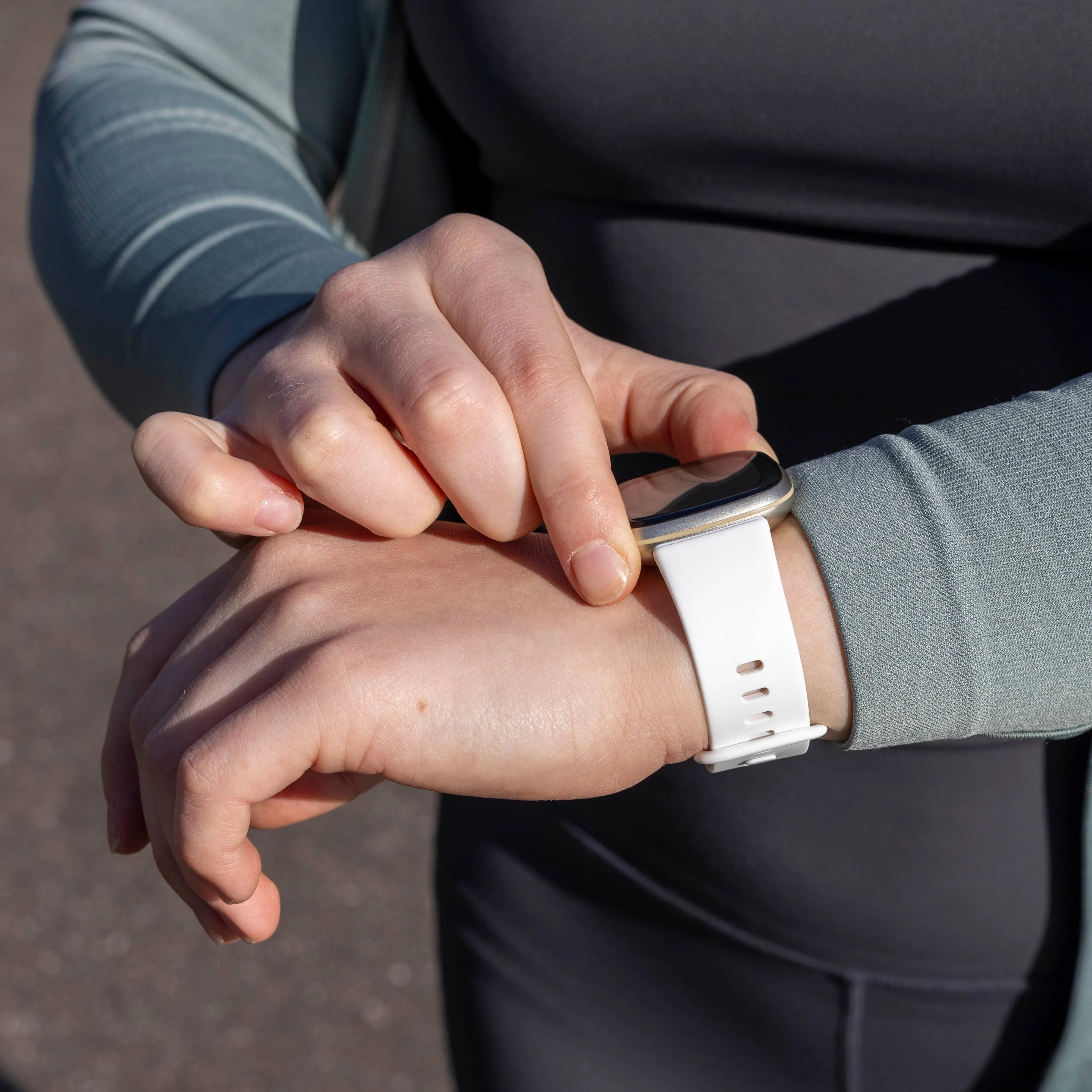 Fitbit Sense 2 Silikonarmband Classic (Weiß)