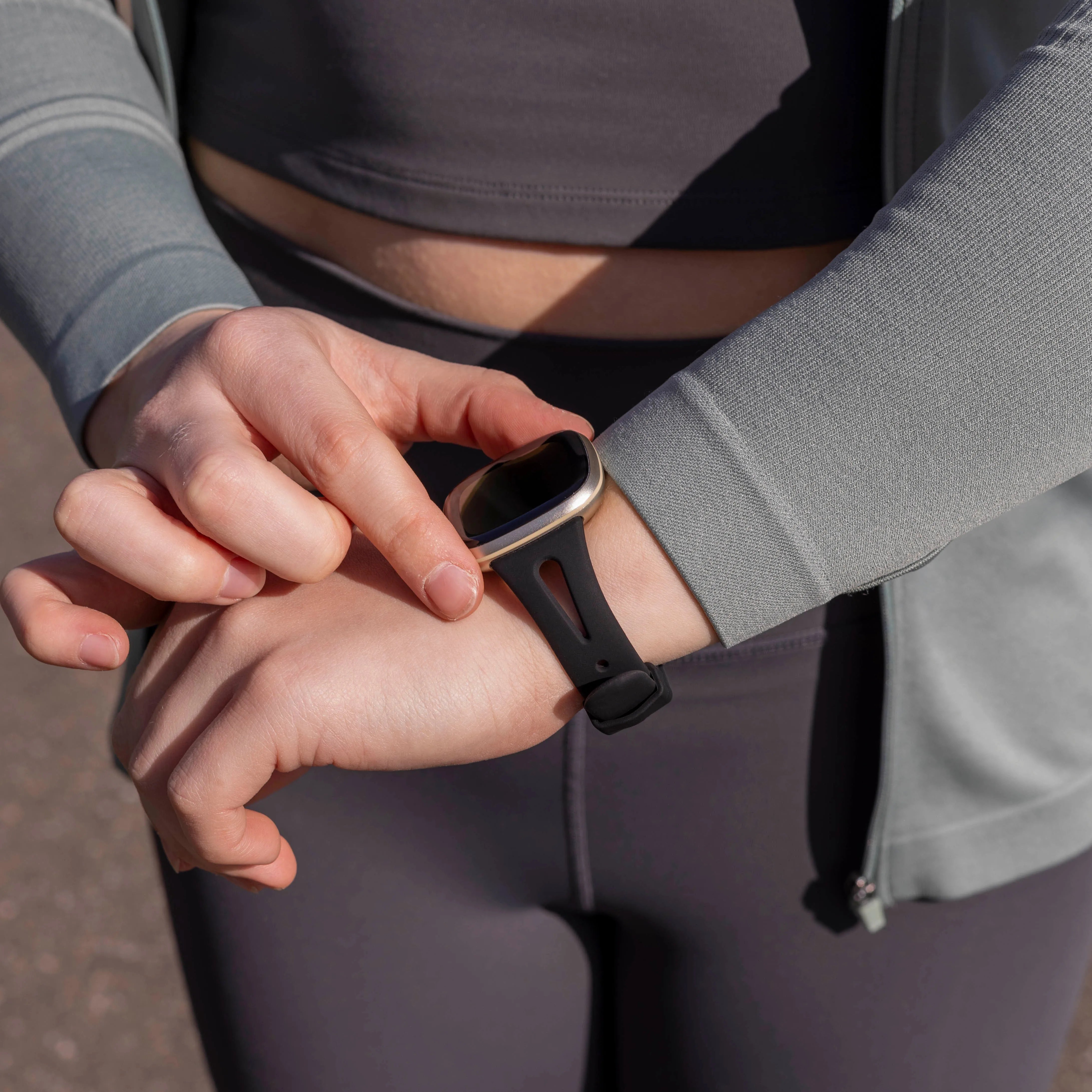 Fitbit Versa 4 Luxus-Silikonarmband (Schwarz)