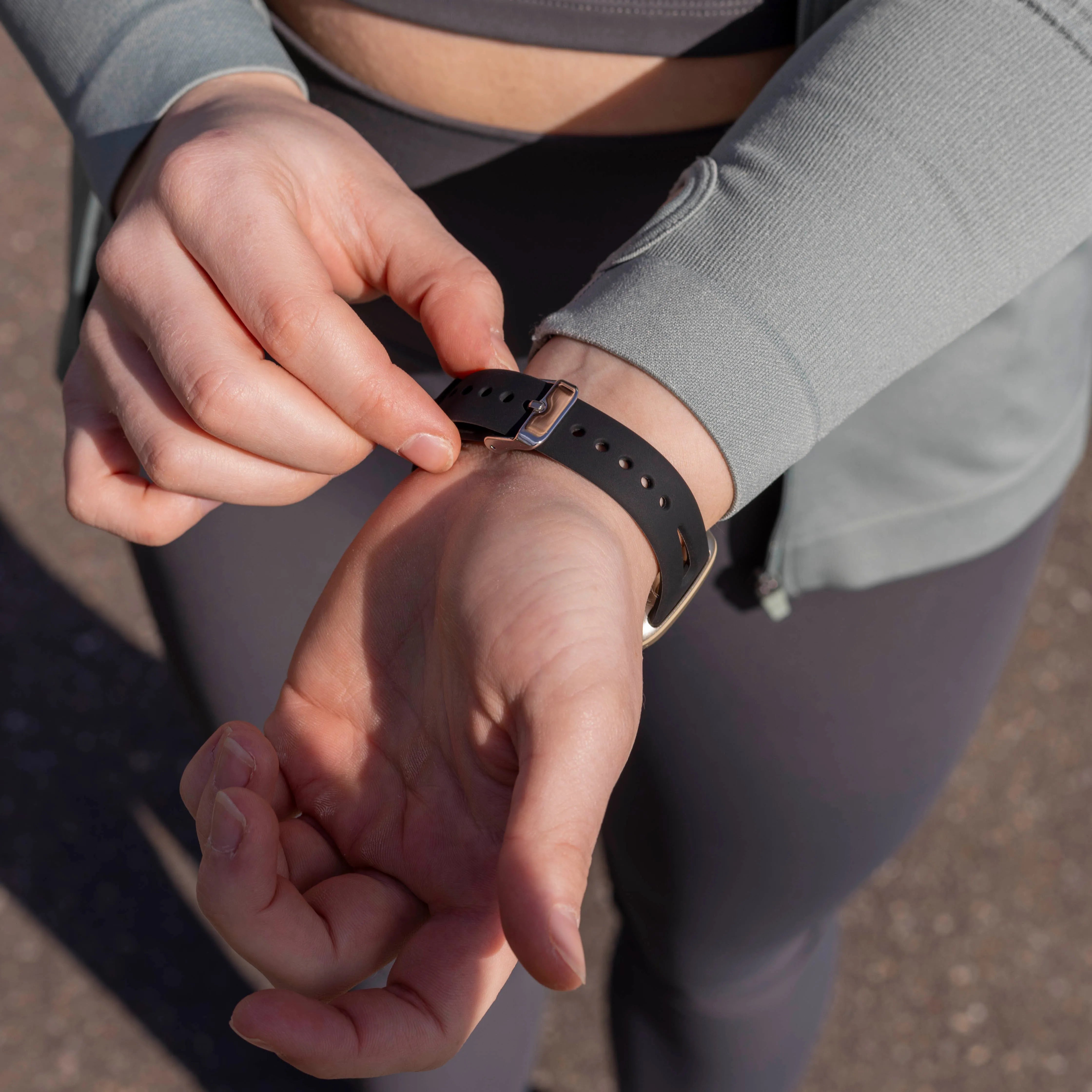 Fitbit Versa 4 Luxus-Silikonarmband (Schwarz)