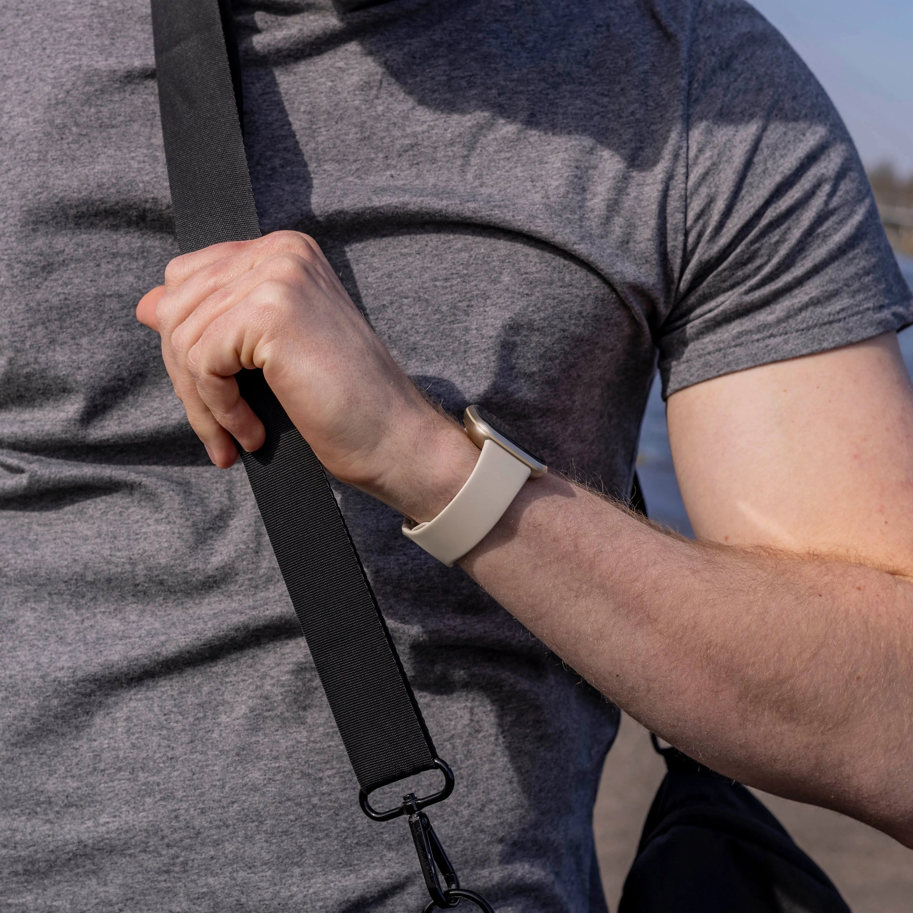 Fitbit Versa 4 Silikonarmband Classic (Gebrochenes Weiß)
