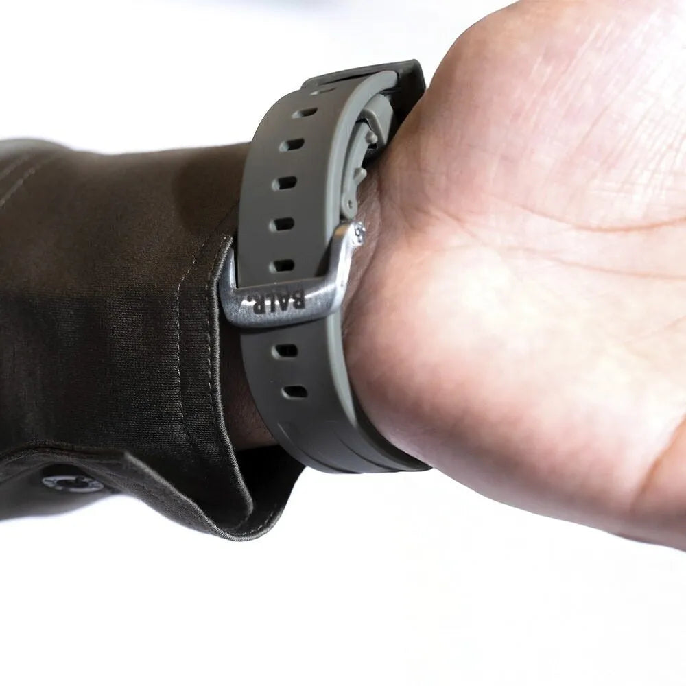 Balr. Apple Watch Ultra flüssiges Silikonarmband (Braun/Titan)