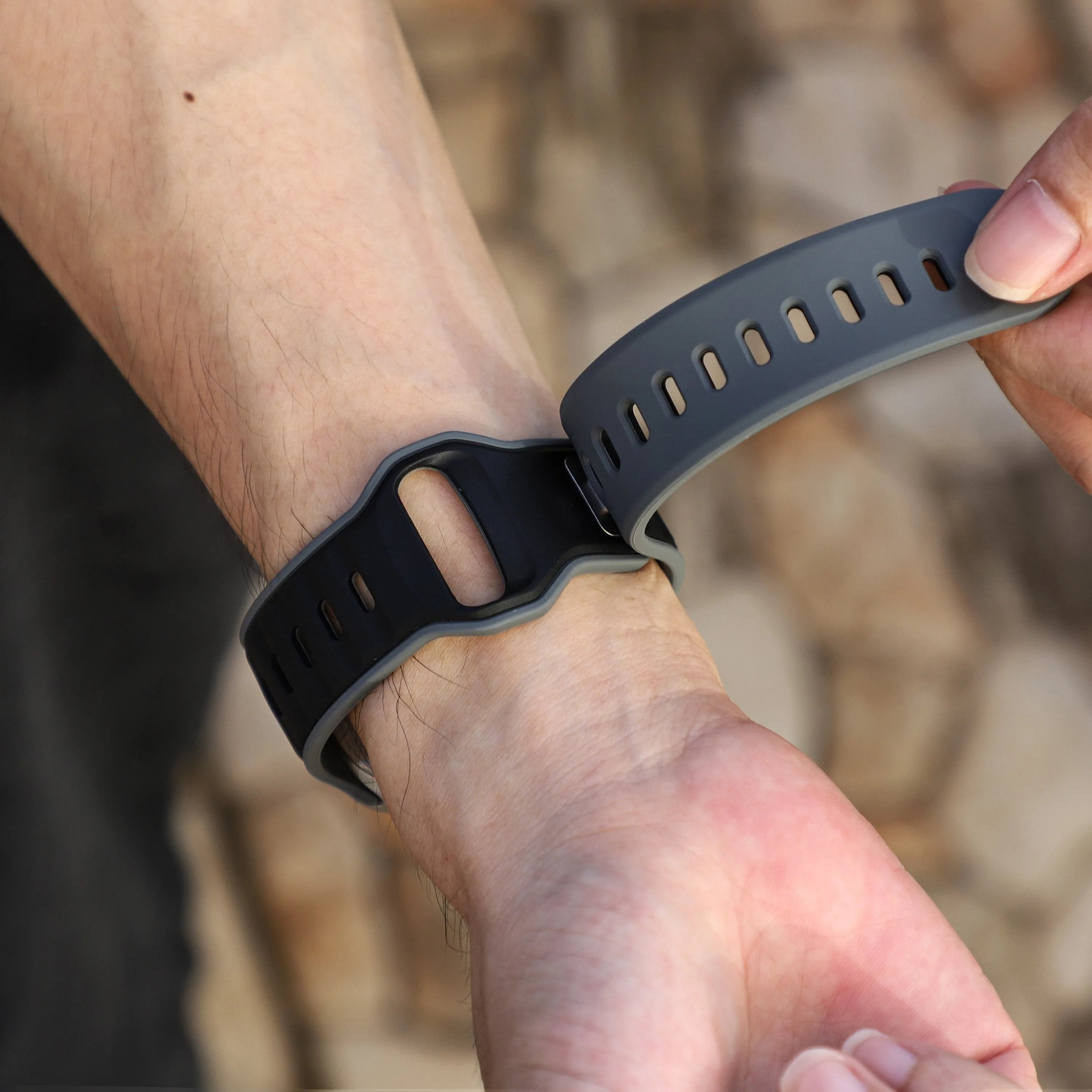 Apple Watch Premium Outdoor Silikonarmband (Schwarz/Grau)