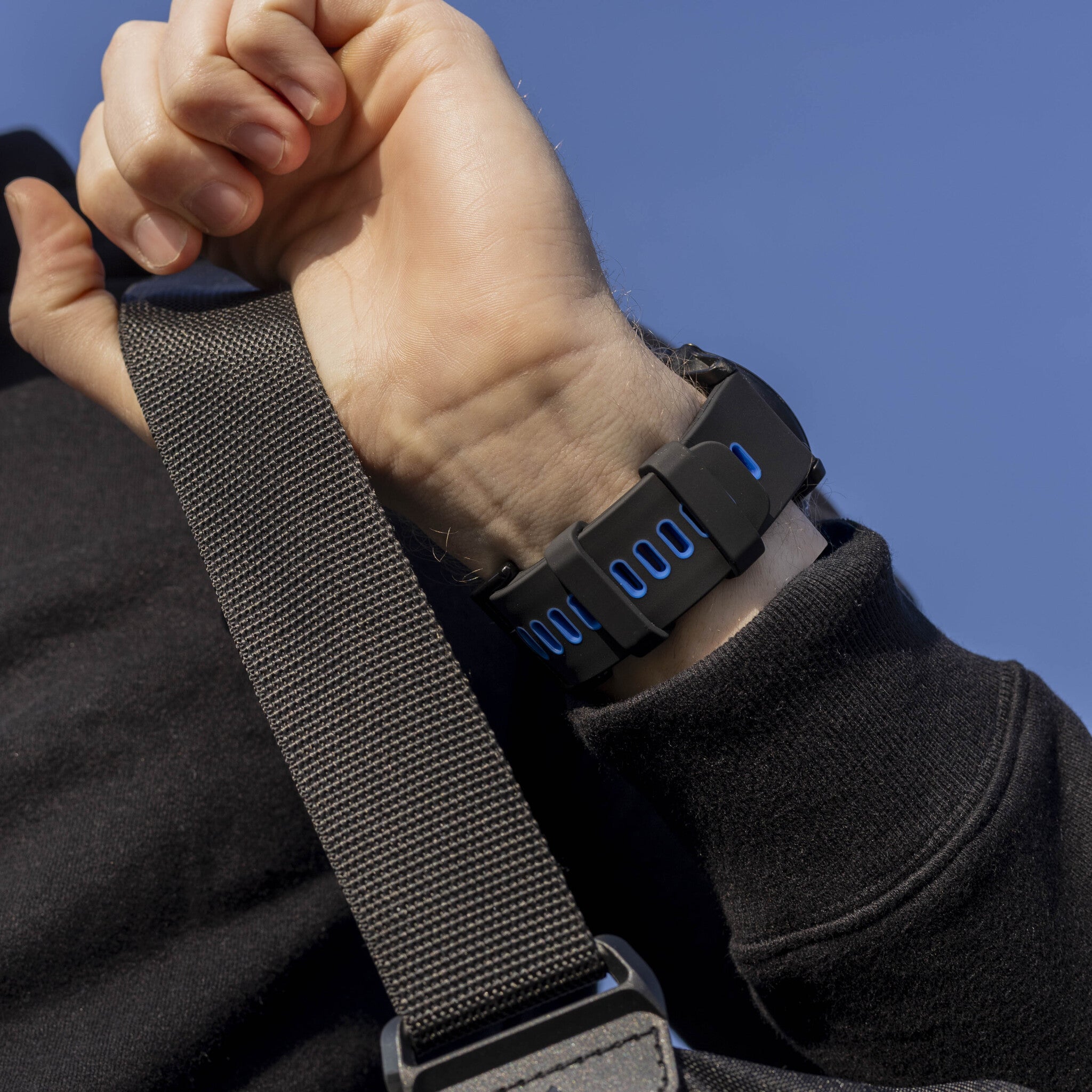 Garmin Fenix 8 Pro - 51mm Sport Armband mit Schnalle (Schwarz/Blau)