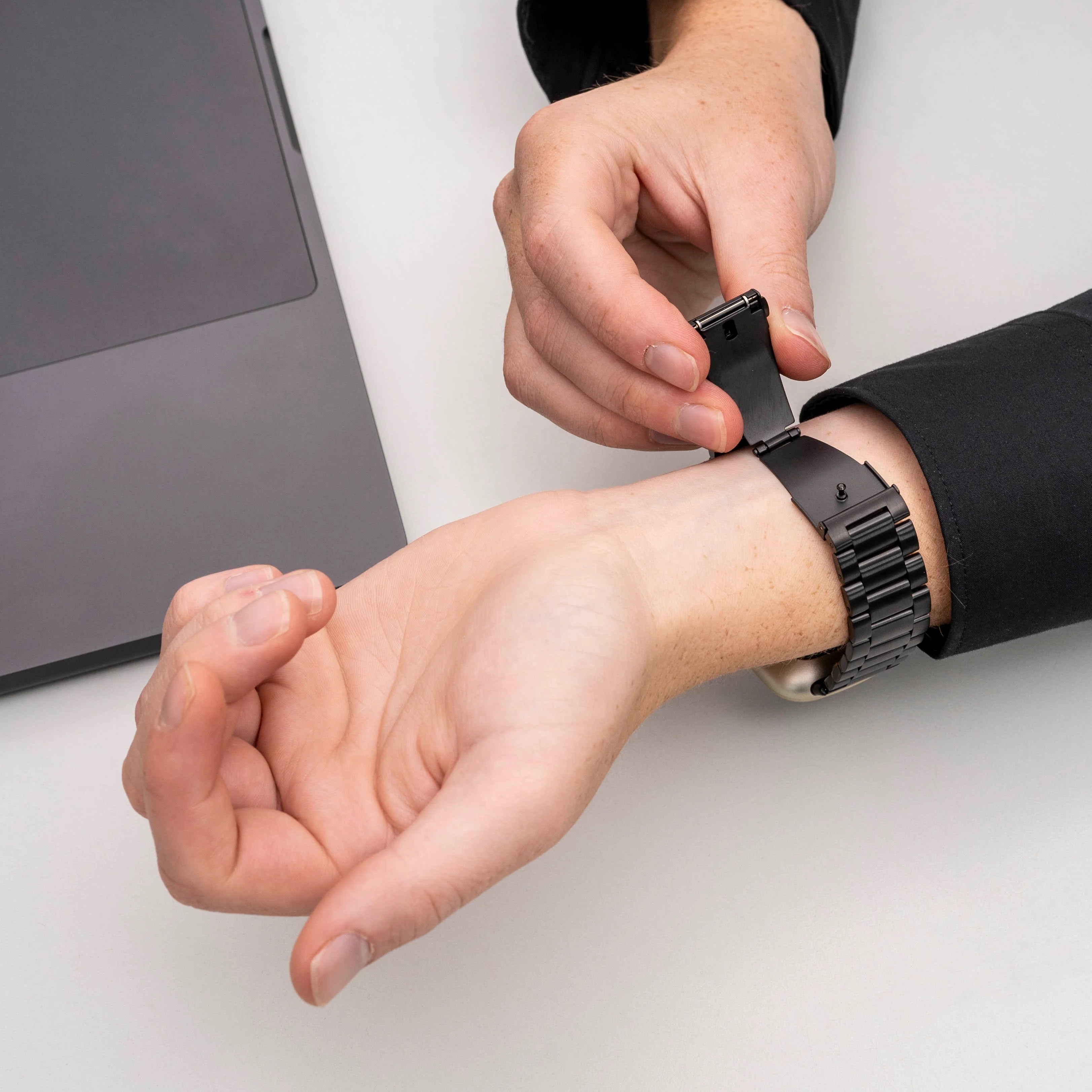 Fitbit Versa 4 Stahlarmband (Schwarz)