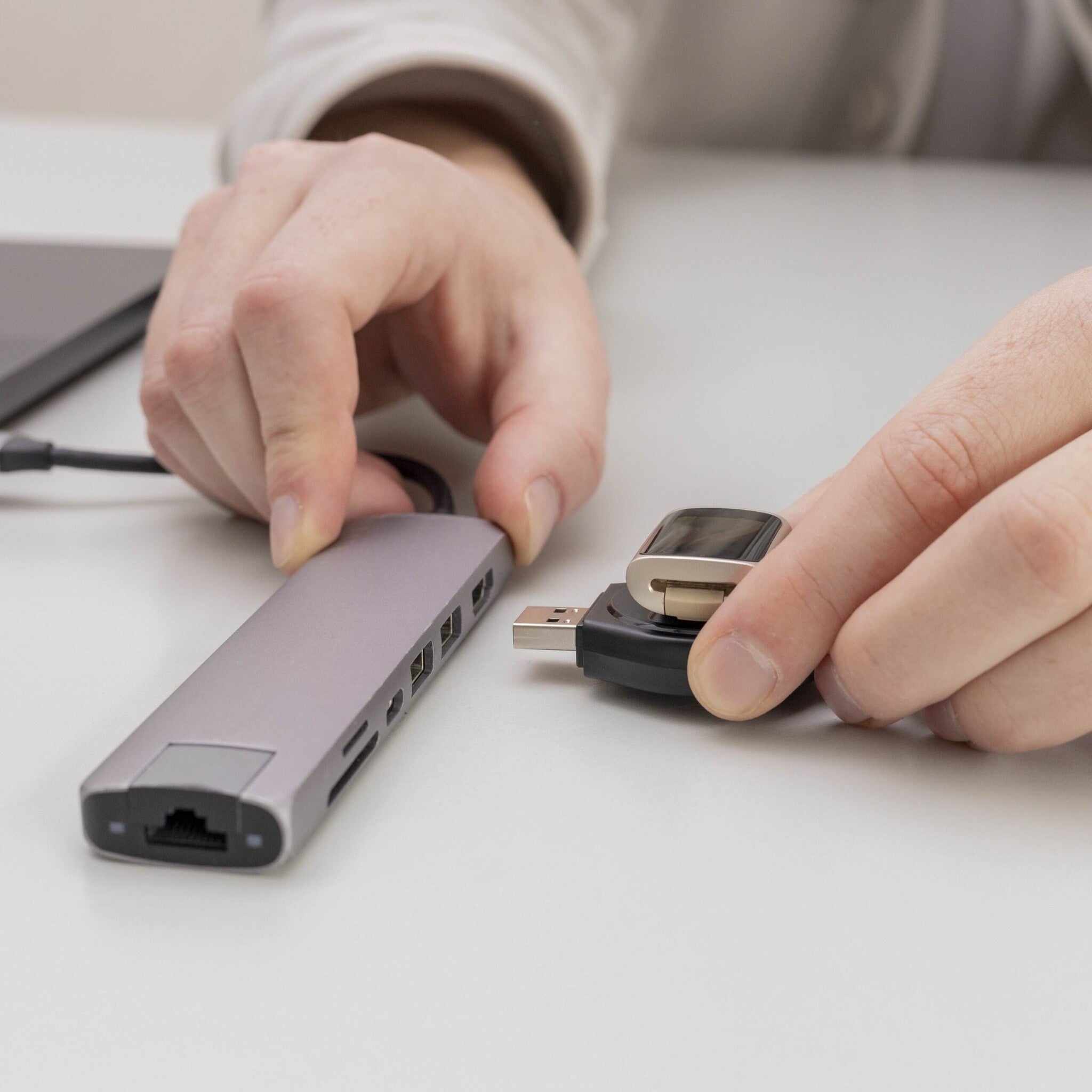 Fitbit Charge 5/6/Luxe Mini Charger (Black)