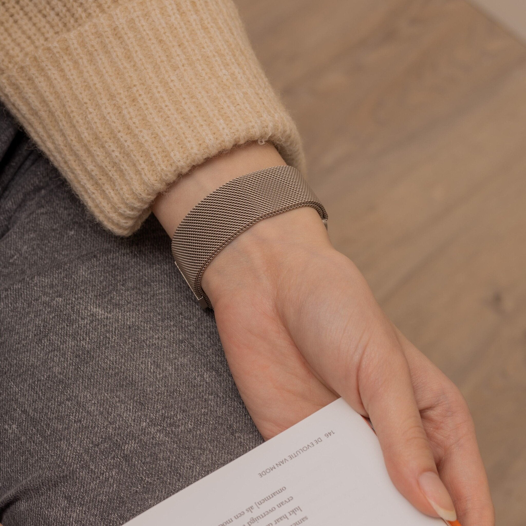 Samsung Galaxy Watch 7 - 44mm Milanese Strap (Champagne)