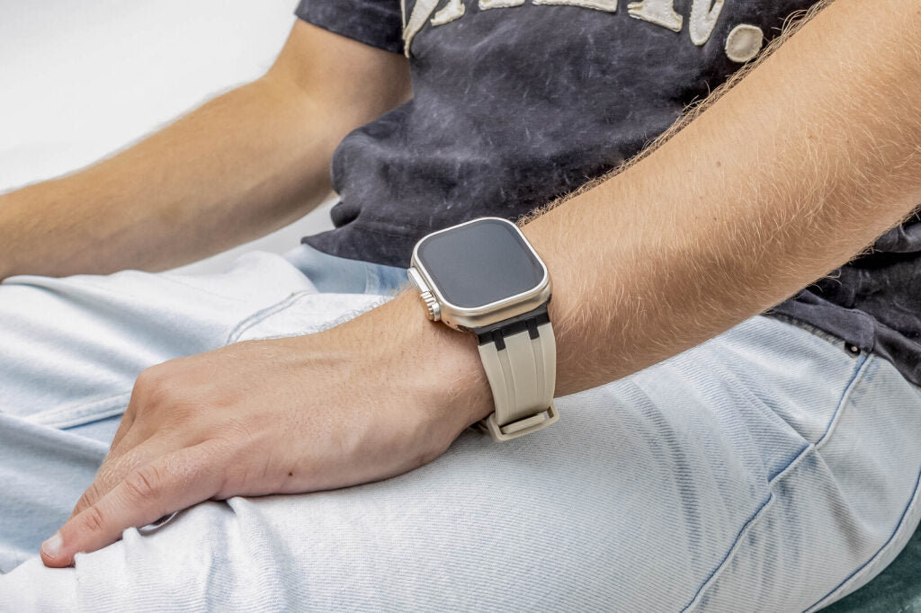 Balr. Apple Watch Ultra flüssiges Silikonarmband (Beige/Schwarz)
