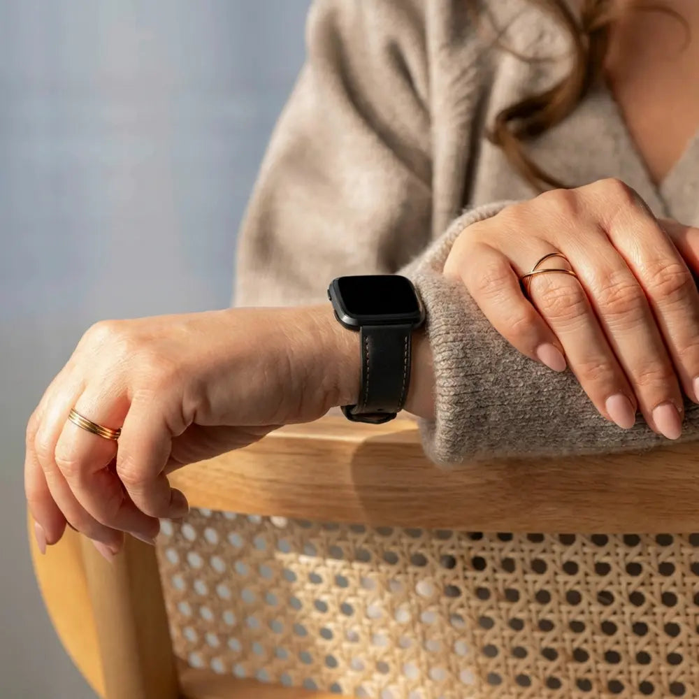 Fitbit Versa (2) modern leren band (zwart)