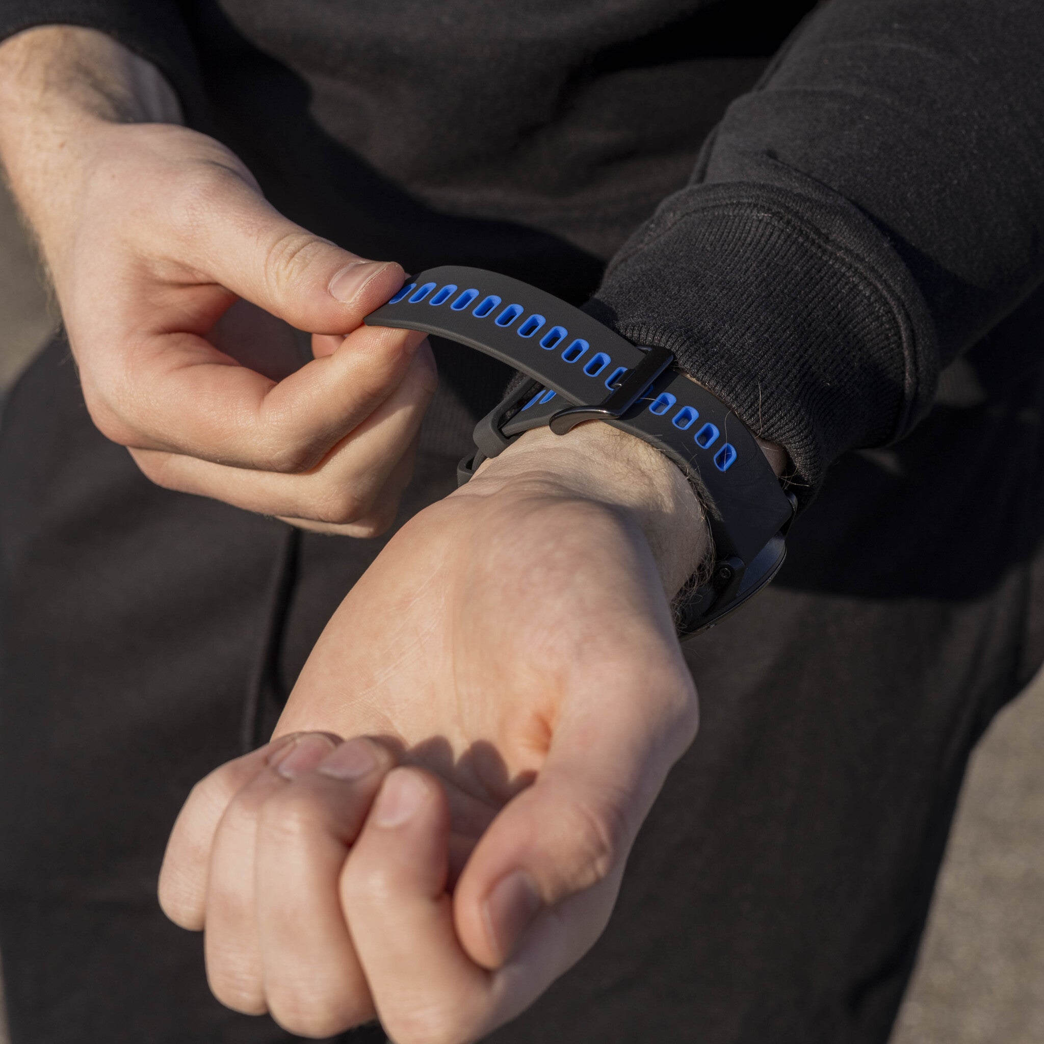 Garmin Descent MK1 Sportarmband mit Schnalle (Schwarz/Blau)