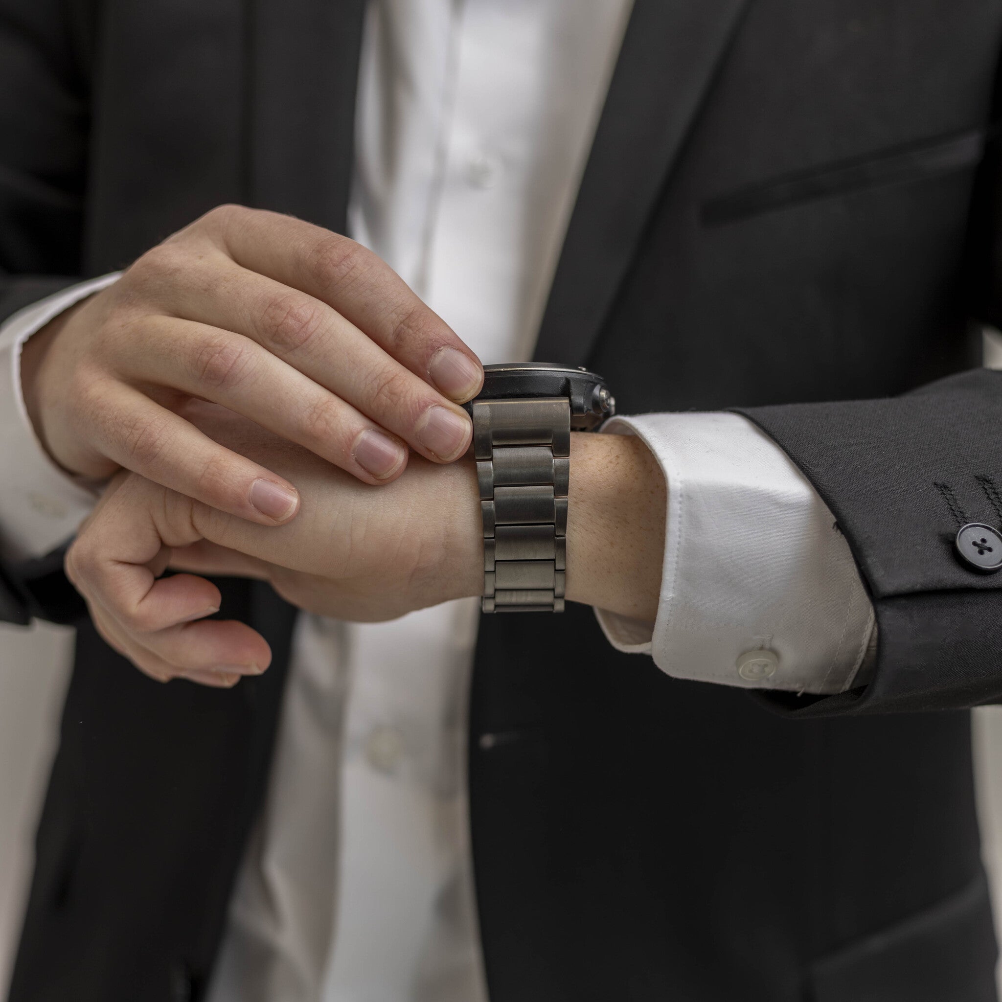 Garmin Tactix 8 - 51mm magnetischese Titan Band (Graphit)