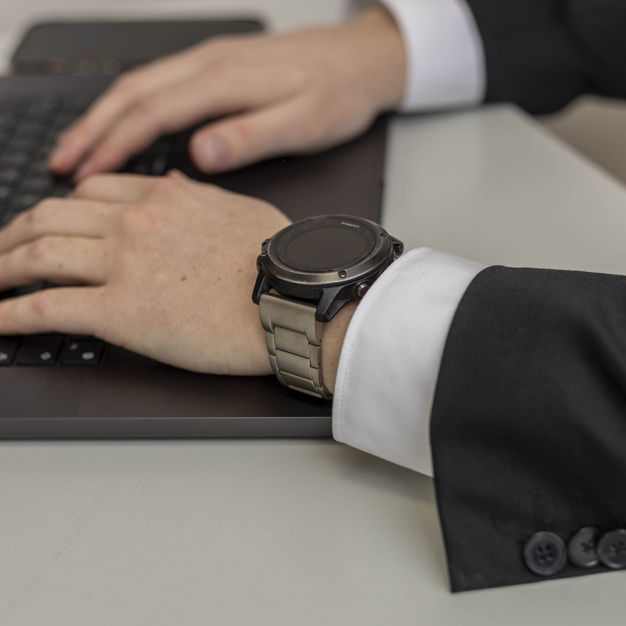 Garmin Fenix E magnetisches Titanarmband (Titan)