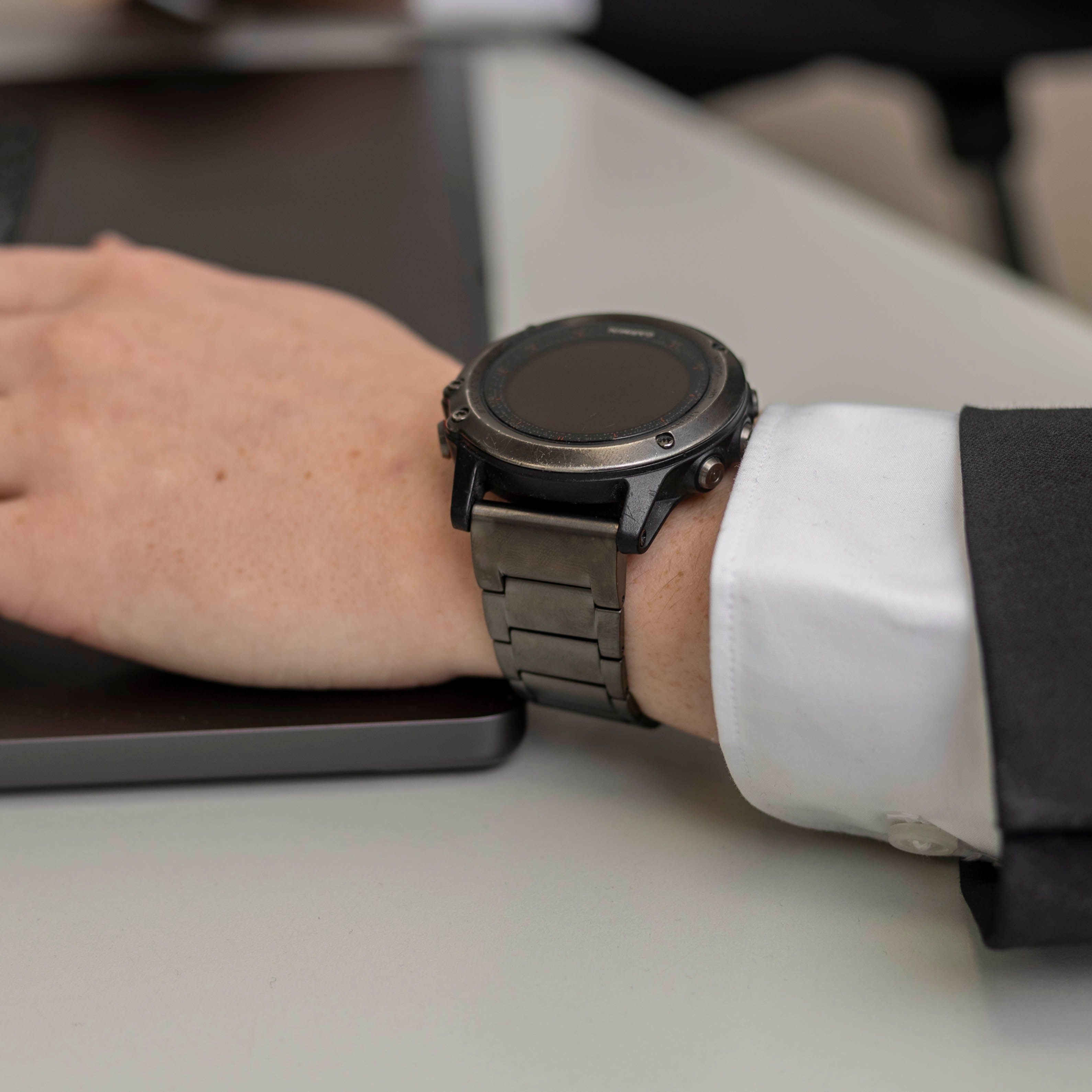 Garmin Fenix 8 - 51mm magnetisches Titanarmband (Graphit)