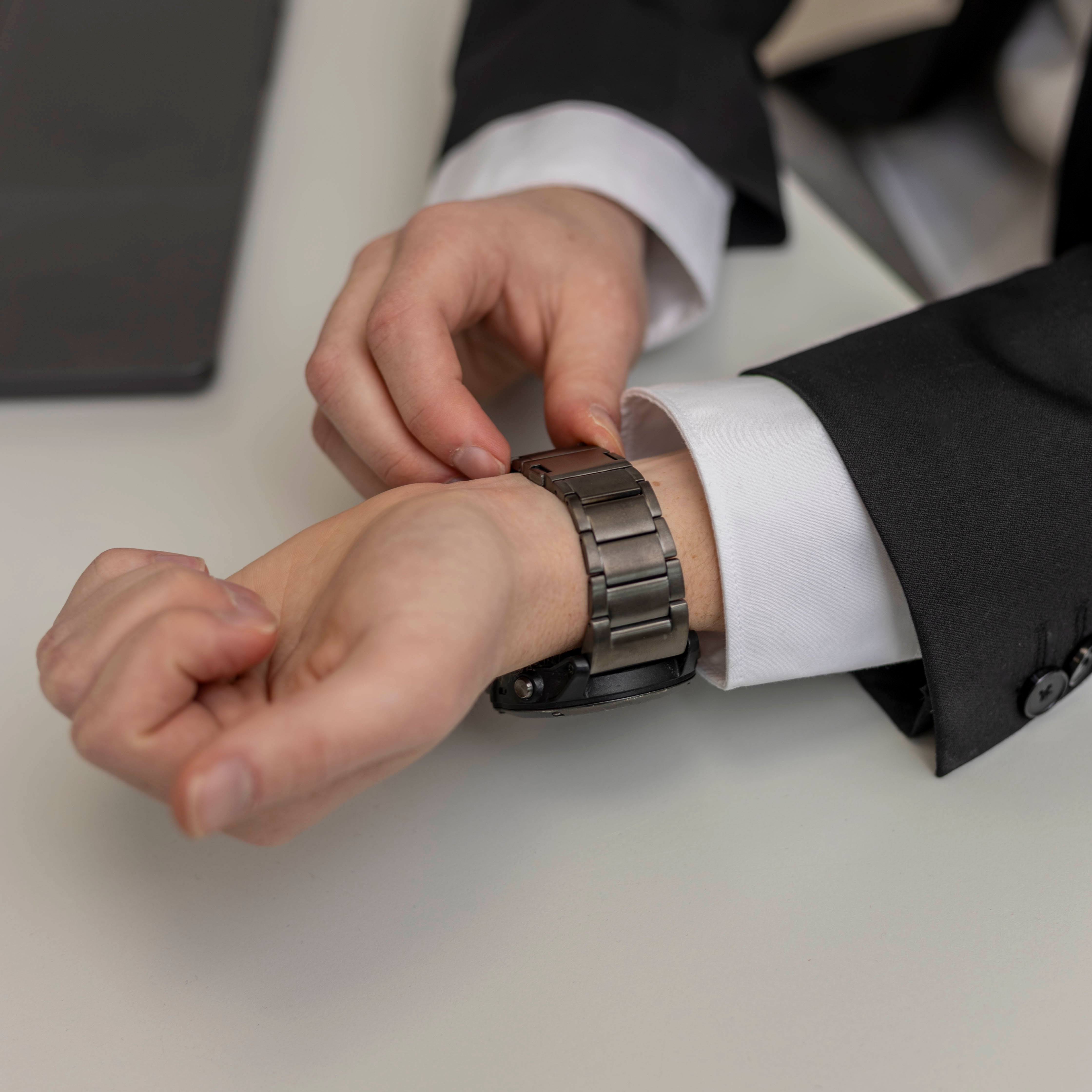 Garmin Instinct 3 - 50mm magnetisches Titanarmband (Graphit)