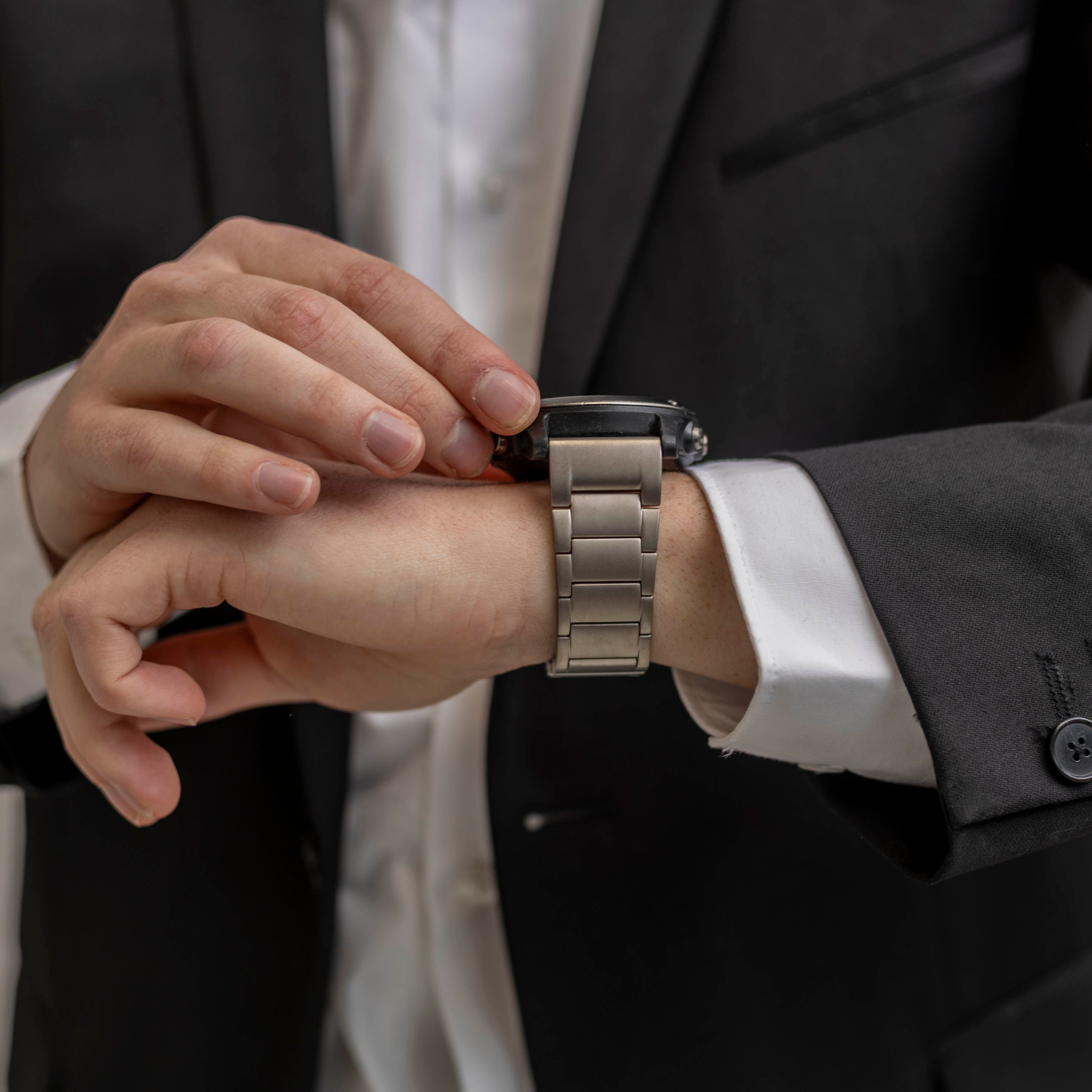 Garmin Fenix 8 - 51mm magnetisches Titanarmband (Titanium)