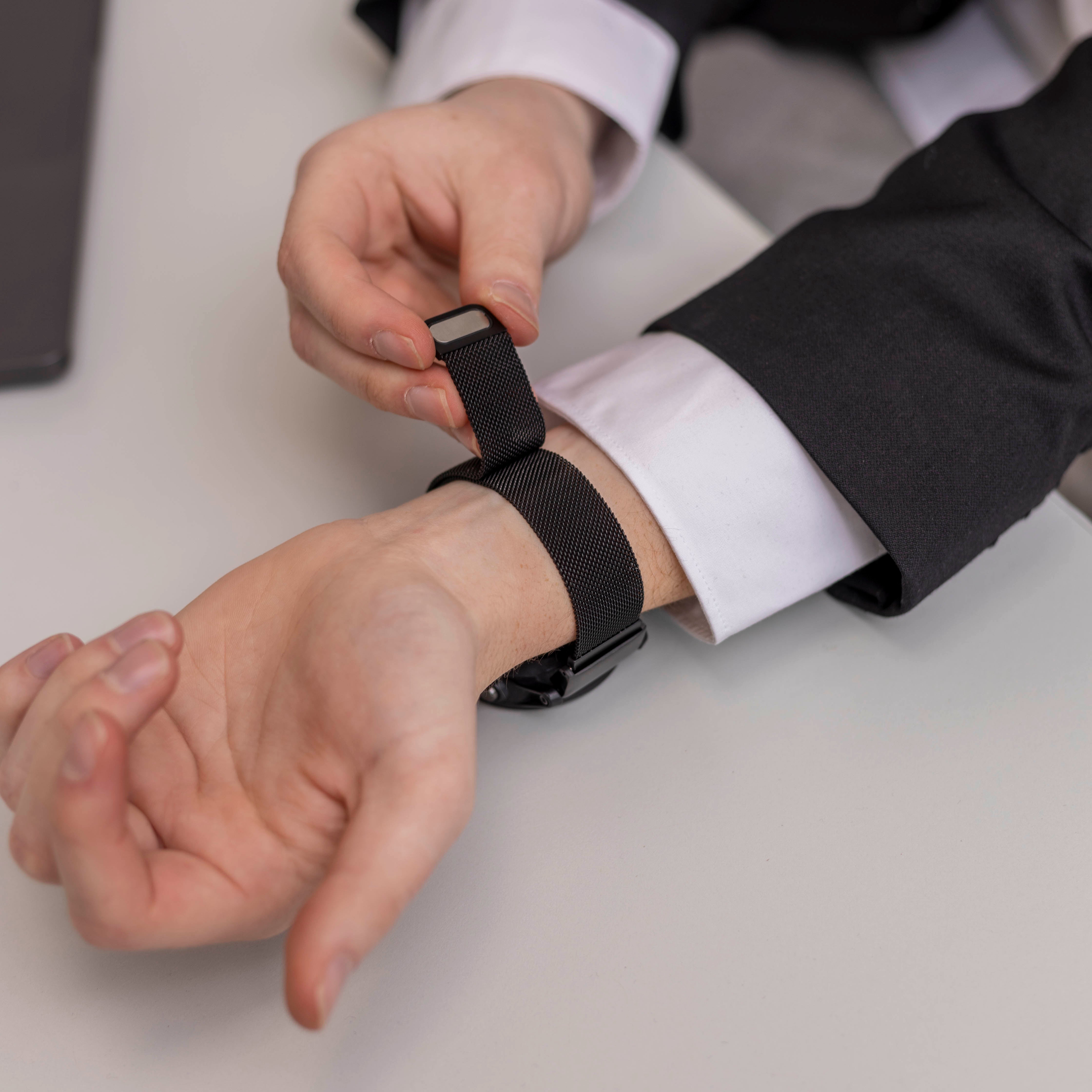 Garmin Fenix 7x Milanese-Armband (Schwarz)