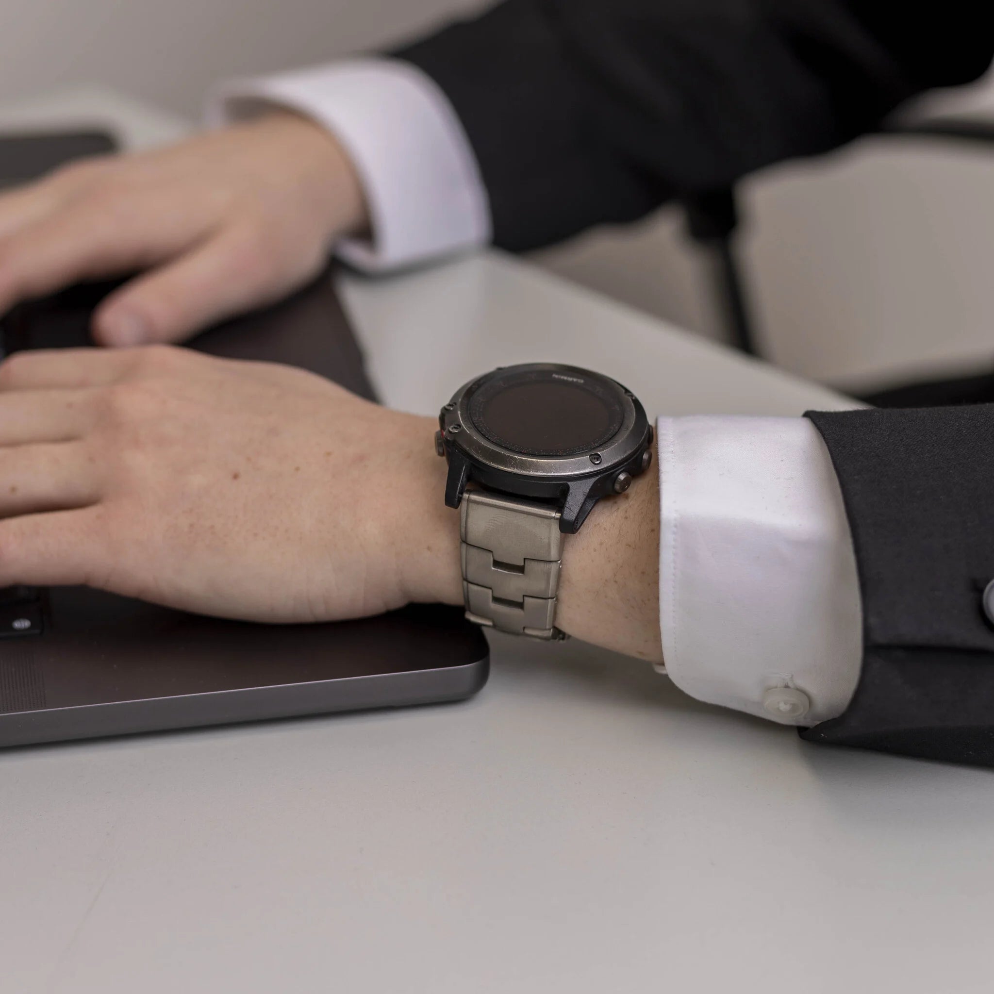 Garmin Forerunner 965 Titanarmband (Silber)