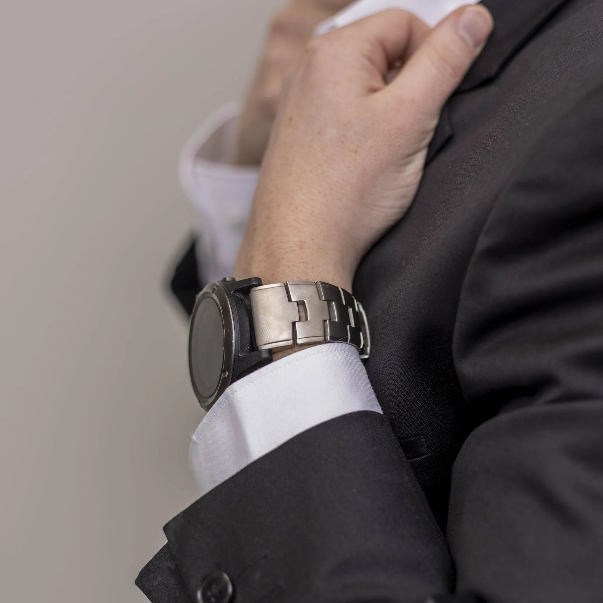 Garmin Forerunner 965 Titanarmband (Silber)