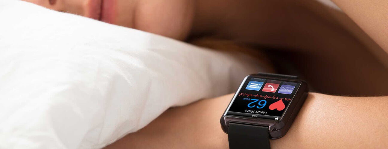 How does a smartwatch measure sleep?