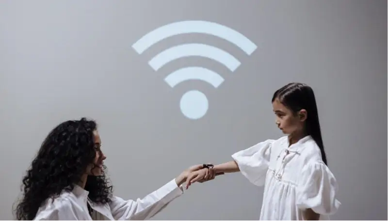 How does a smartwatch work?